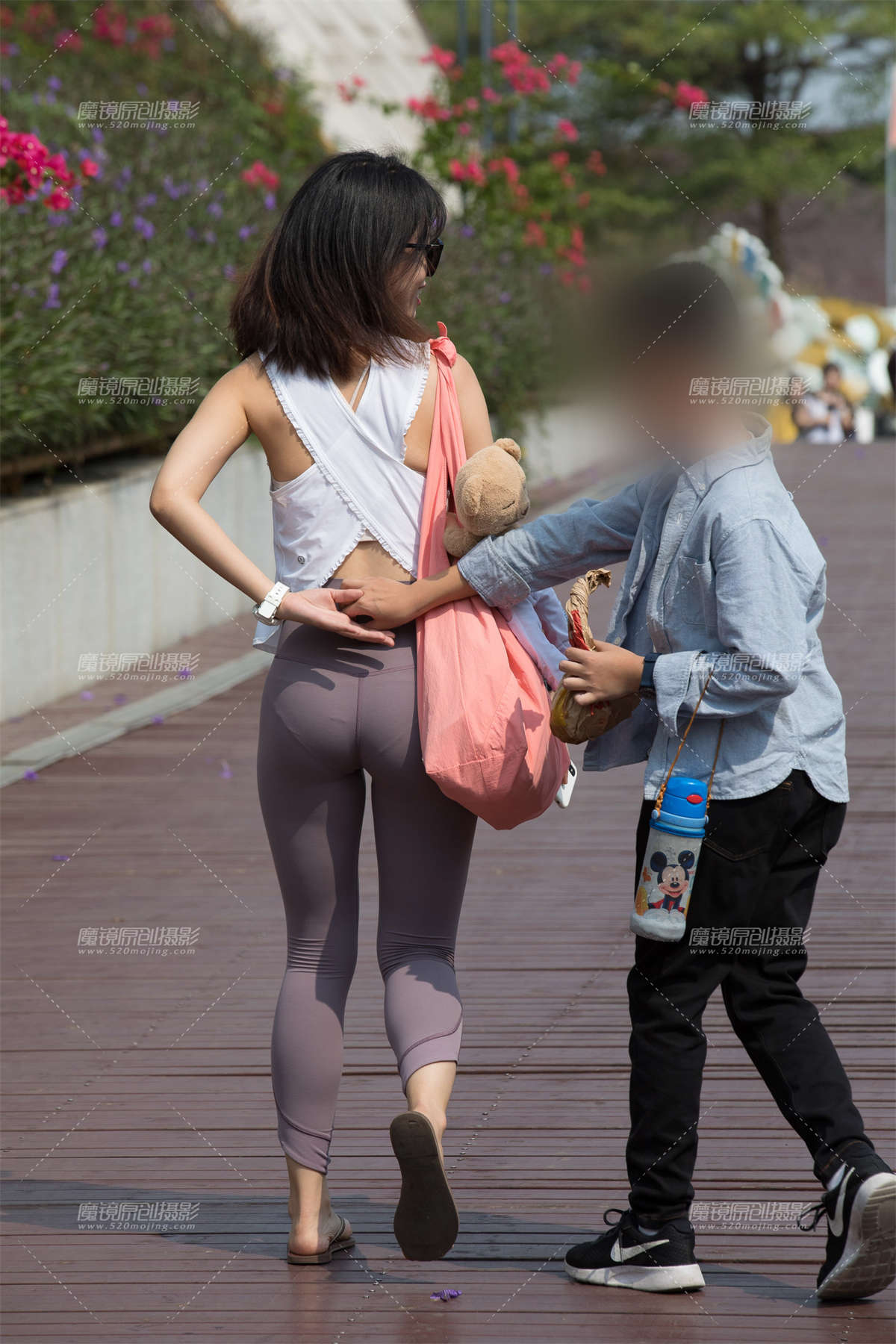 图片[2]-身材紧致的辣妈-日更街拍