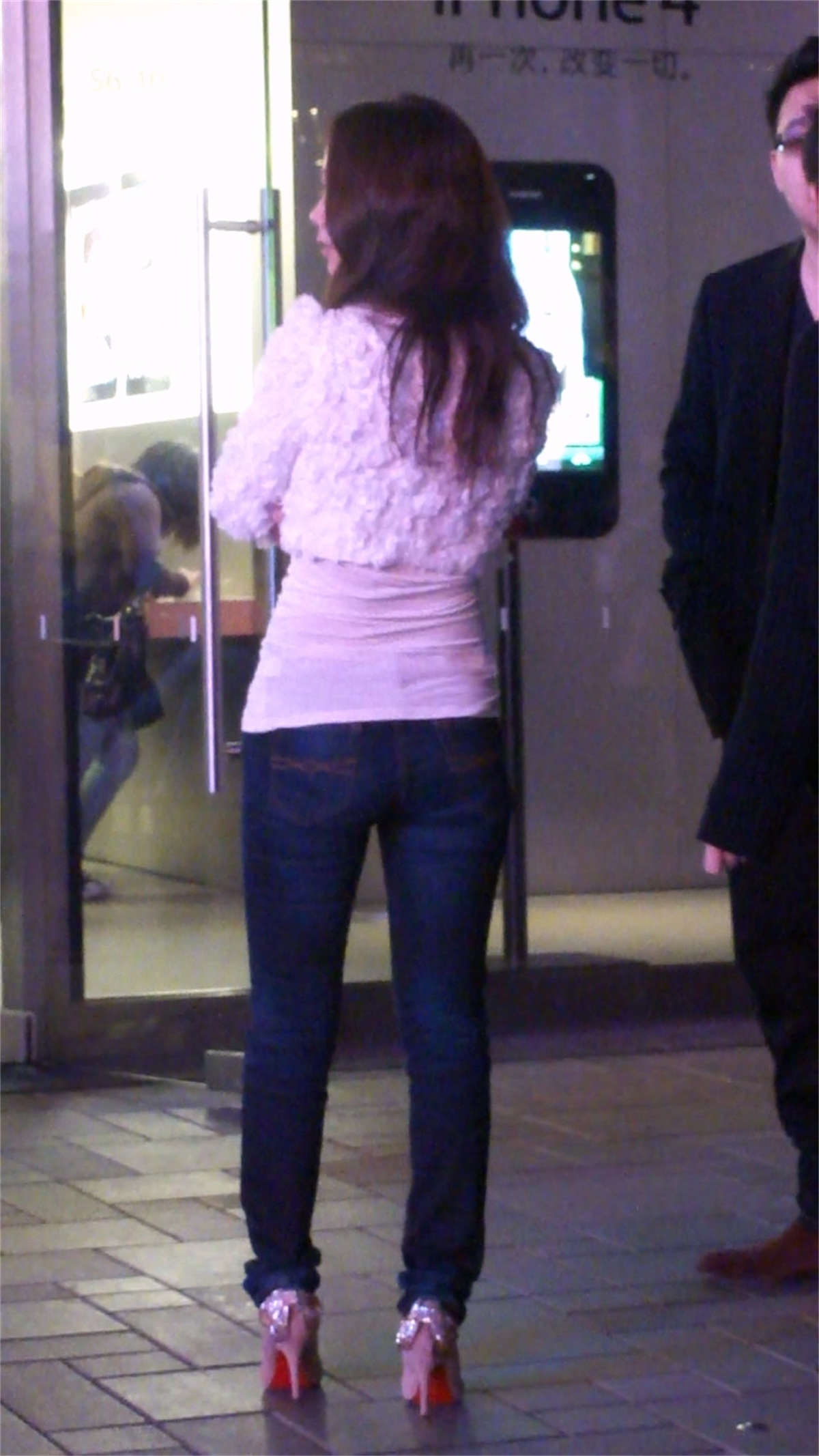 图片[2]-蓝色紧身牛仔裤美女-日更街拍