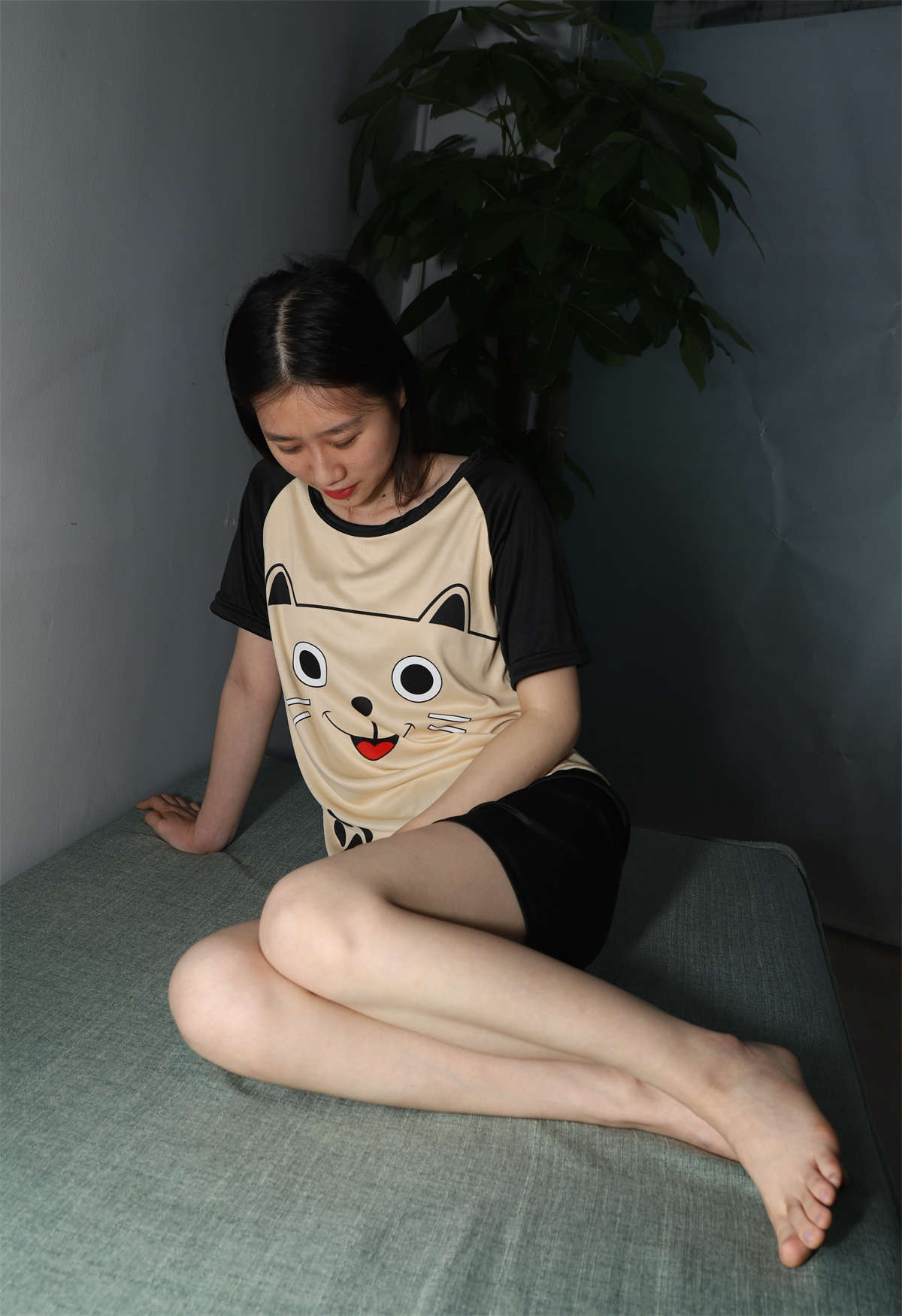 图片[2]-aapary摄影 No.084 极品美女小芳展示睡衣美脚-日更街拍