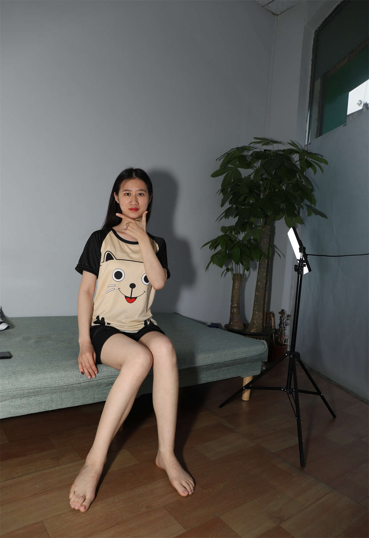 aapary摄影 No.084 极品美女小芳展示睡衣美脚-日更街拍