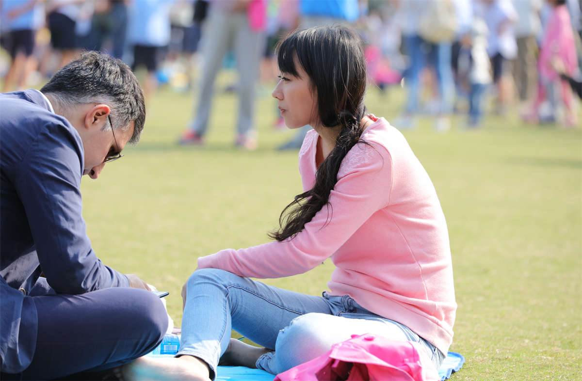 图片[2]-踏青公园街拍系列No.1129 长发美女露脚，开始还有些拘谨，后来就放松了 第1套-日更街拍