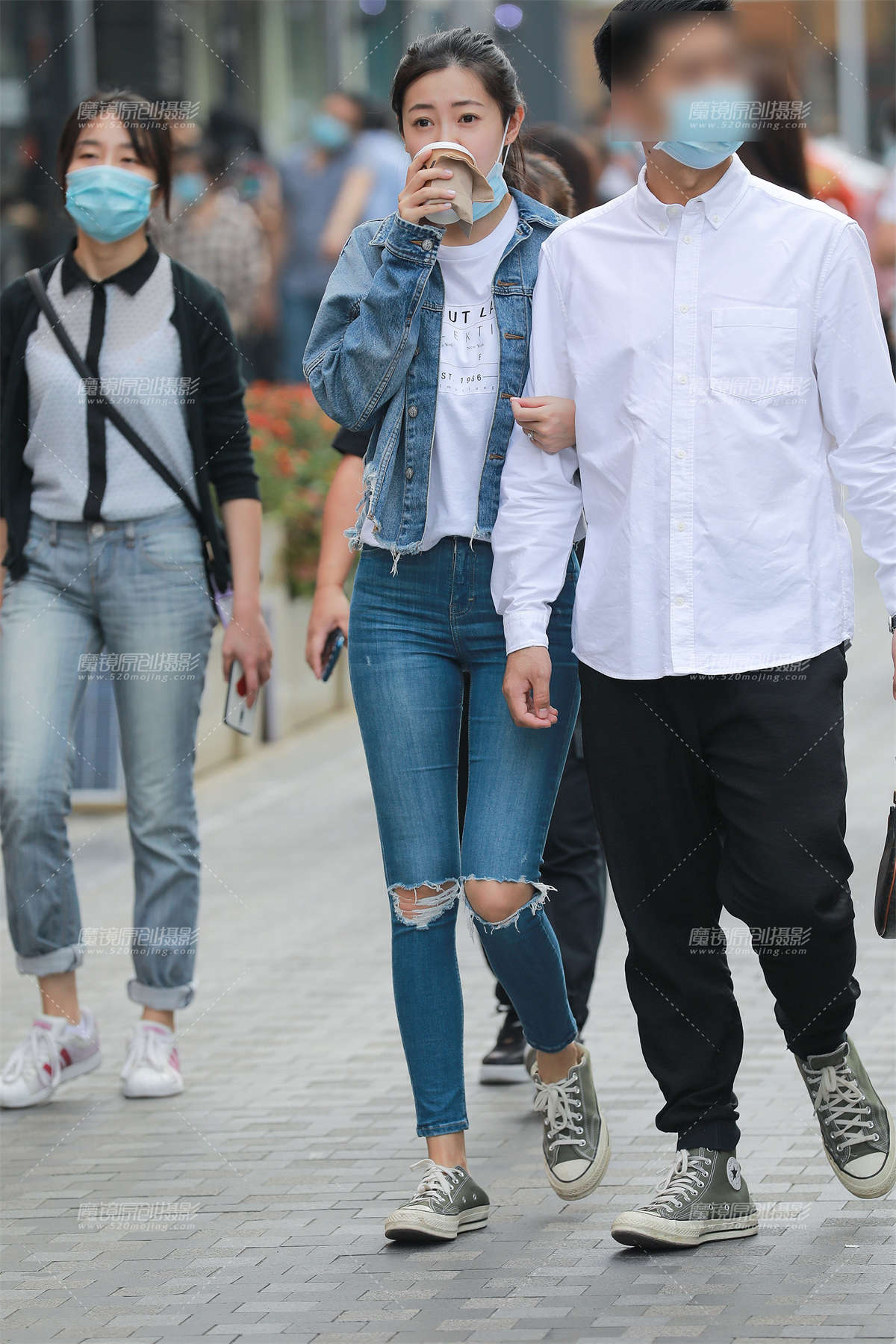 【玻璃街拍】紧身蓝牛女友-日更街拍