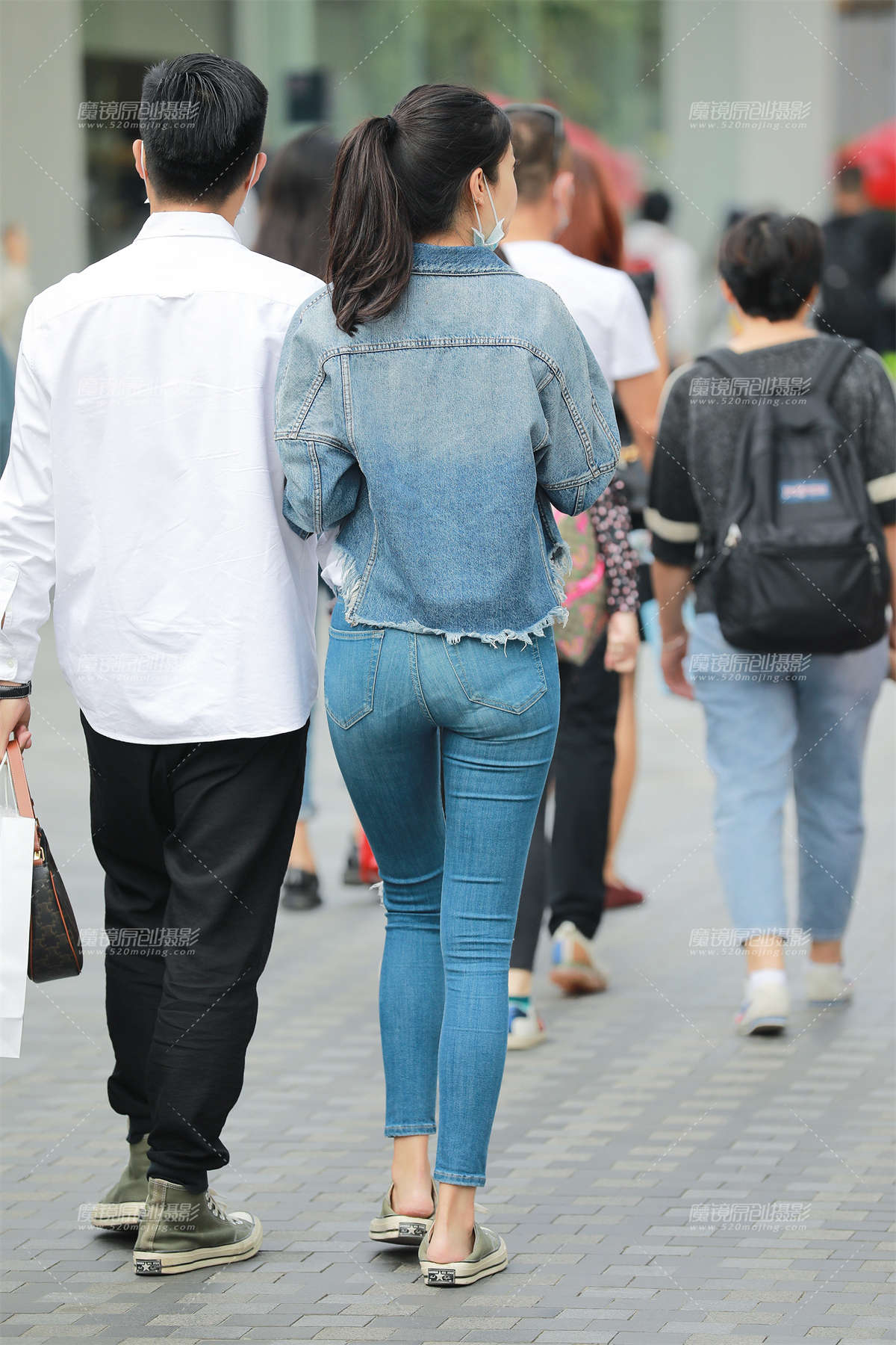 图片[2]-【玻璃街拍】紧身蓝牛女友-日更街拍