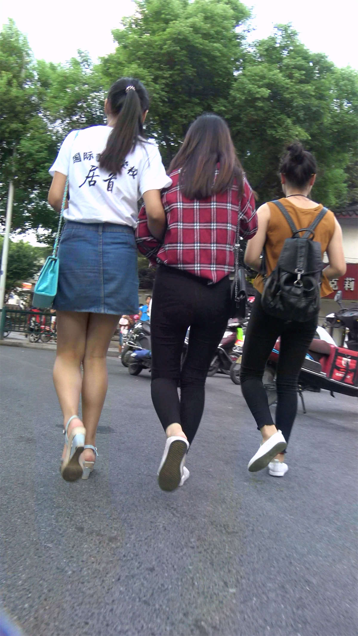 翘臀三姐妹有说有笑走了一路-日更街拍