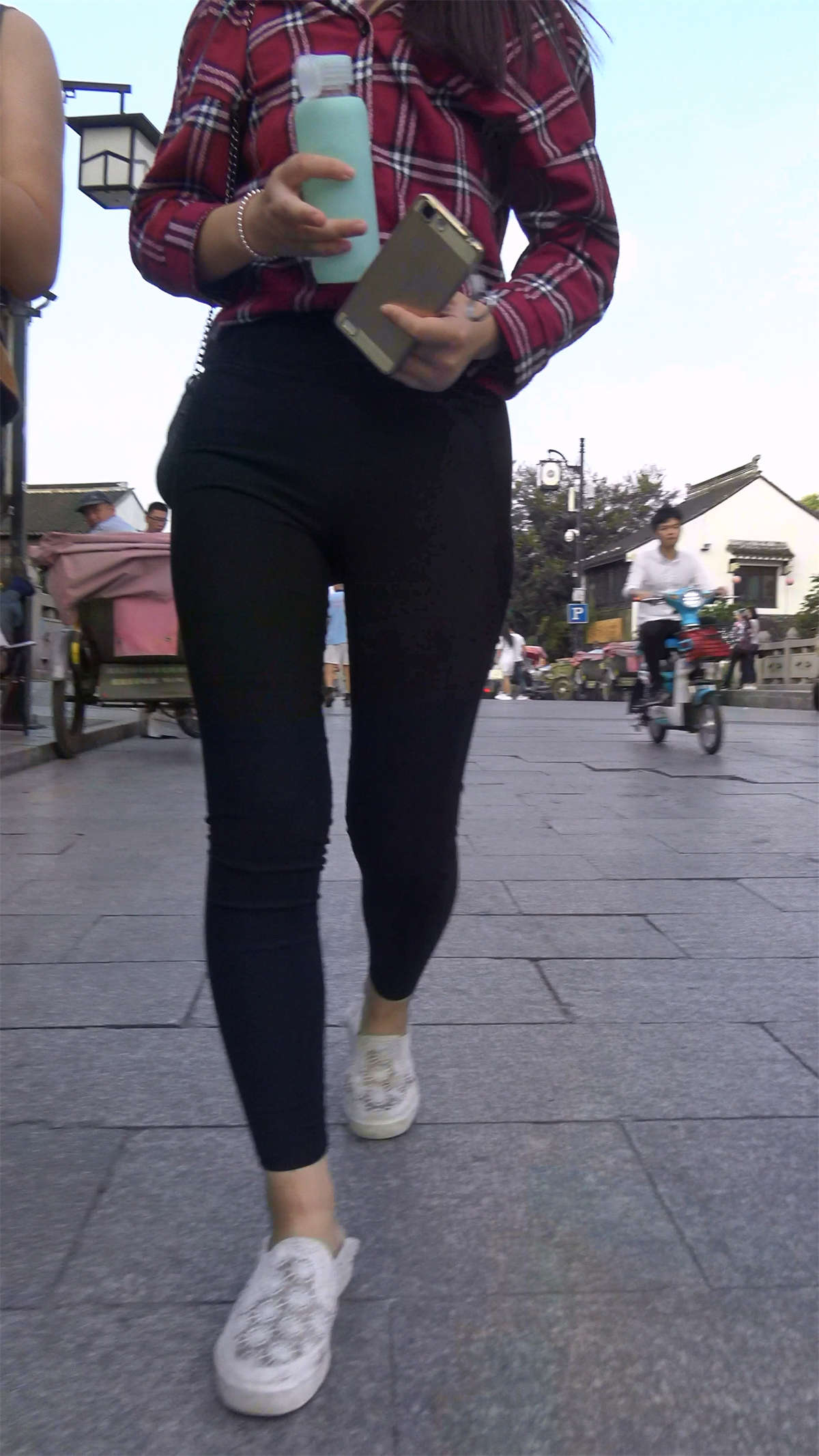 图片[2]-翘臀三姐妹有说有笑走了一路-日更街拍