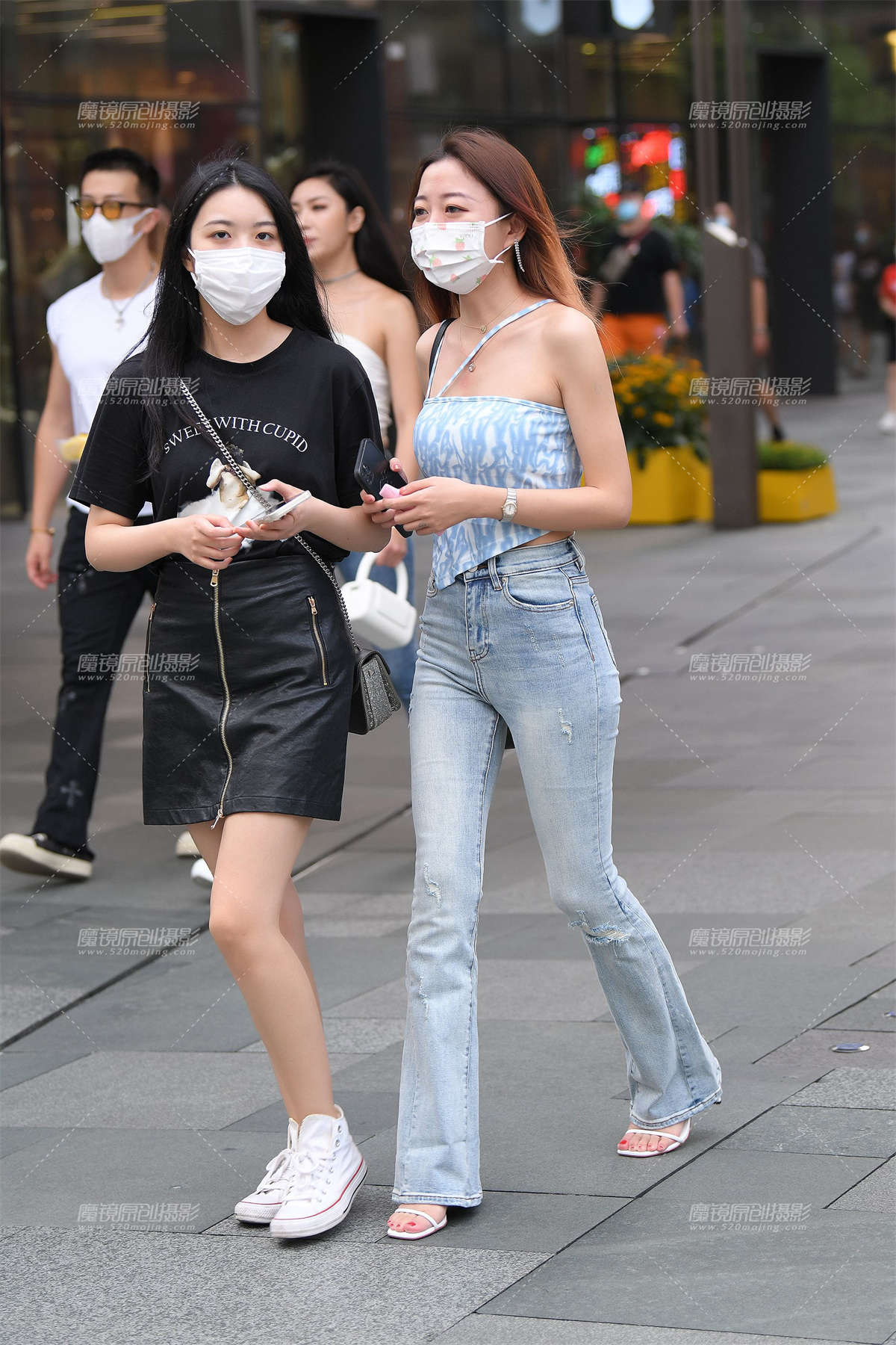 抹胸紧牛闺蜜-日更街拍