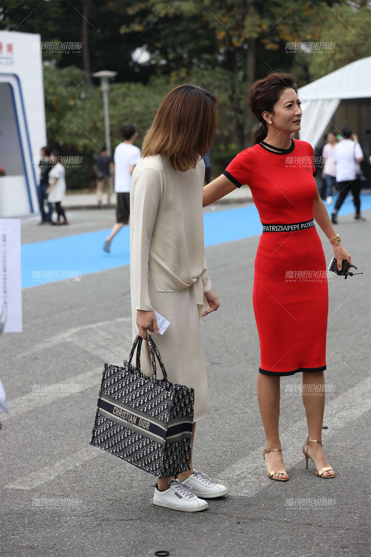 图片[2]-米色裙子轻熟女-日更街拍