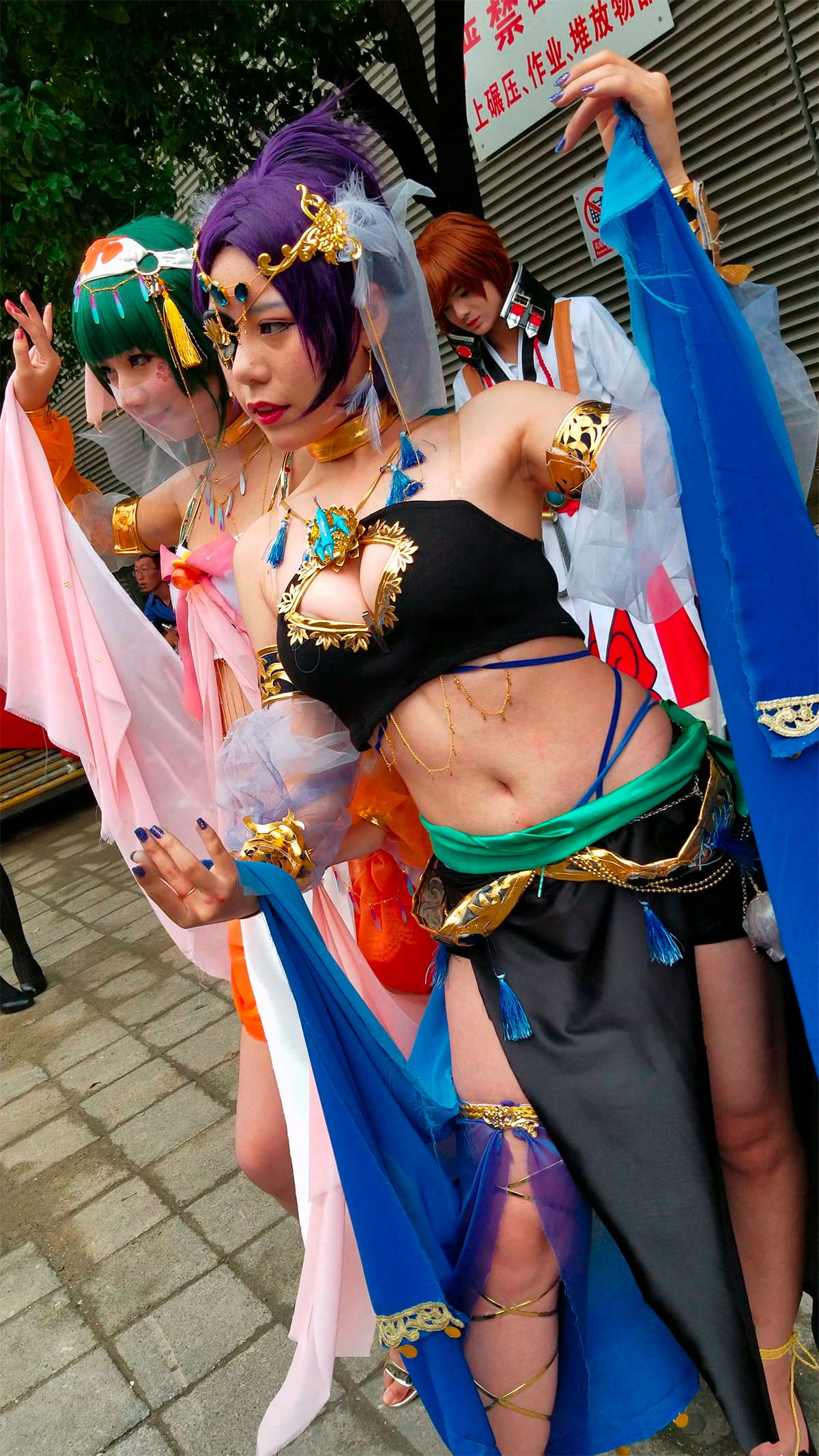 白嫩青春少女玩cosplay 身材很丰满-日更街拍
