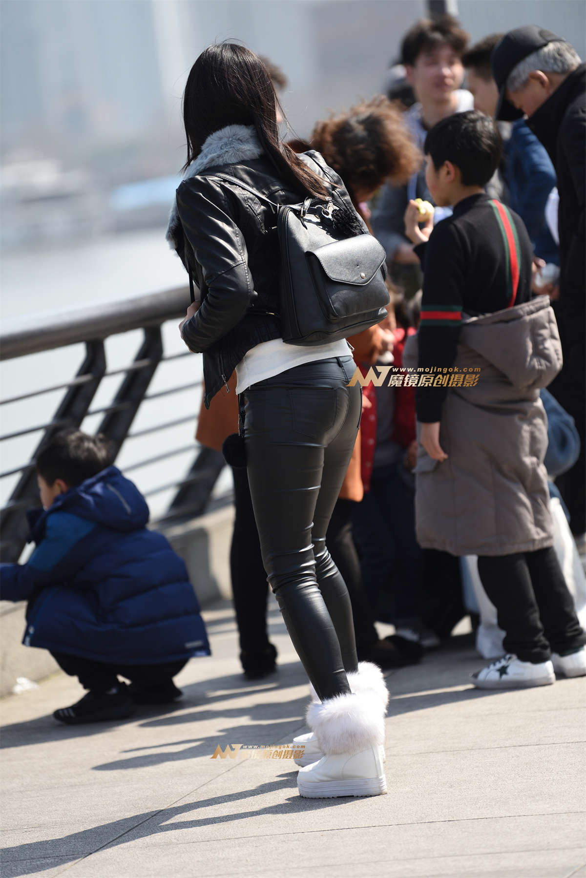 【fan922原创】皮裤妹子很活泼（20P）-日更街拍