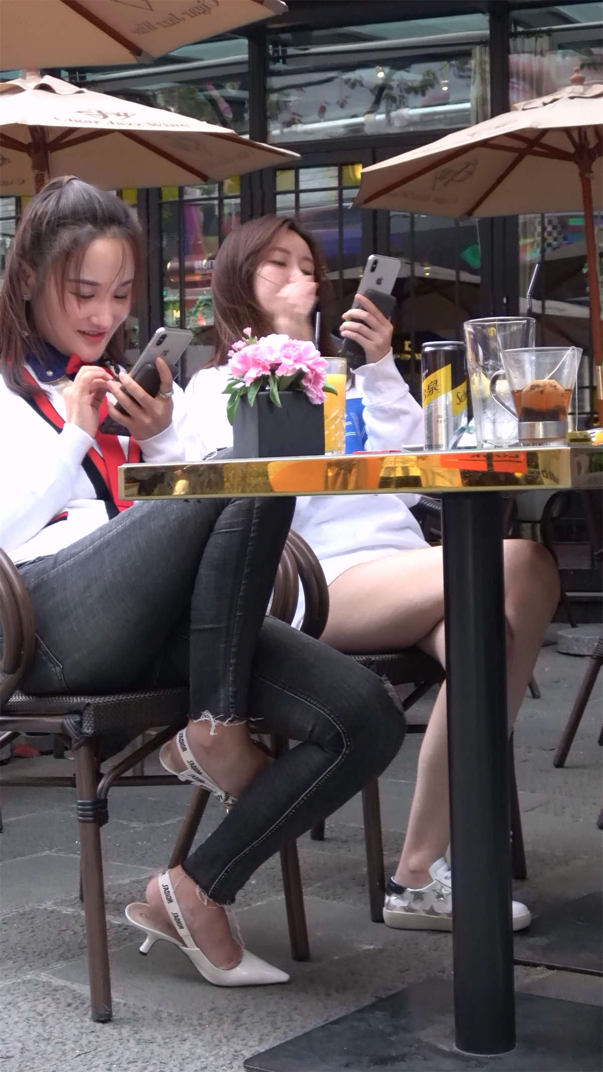 超高颜值牛仔裤高跟鞋美女-日更街拍