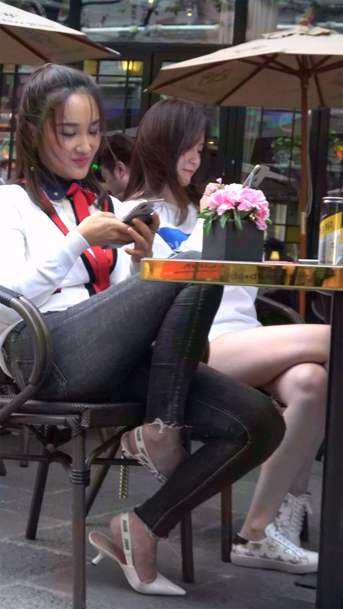 图片[2]-超高颜值牛仔裤高跟鞋美女-日更街拍