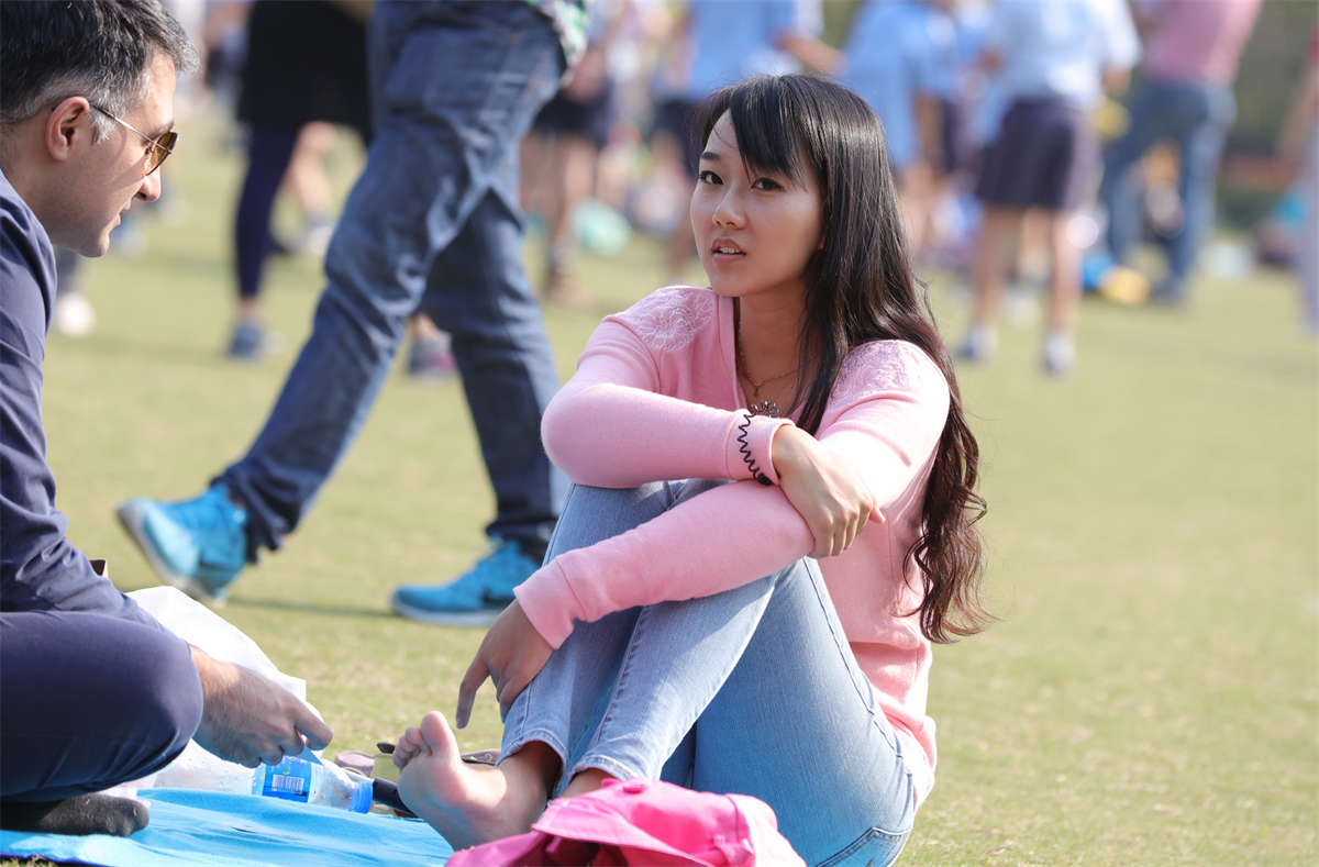 图片[2]-踏青公园街拍系列No.1130 长发美女露脚，开始还有些拘谨，后来就放松了 第2套-日更街拍