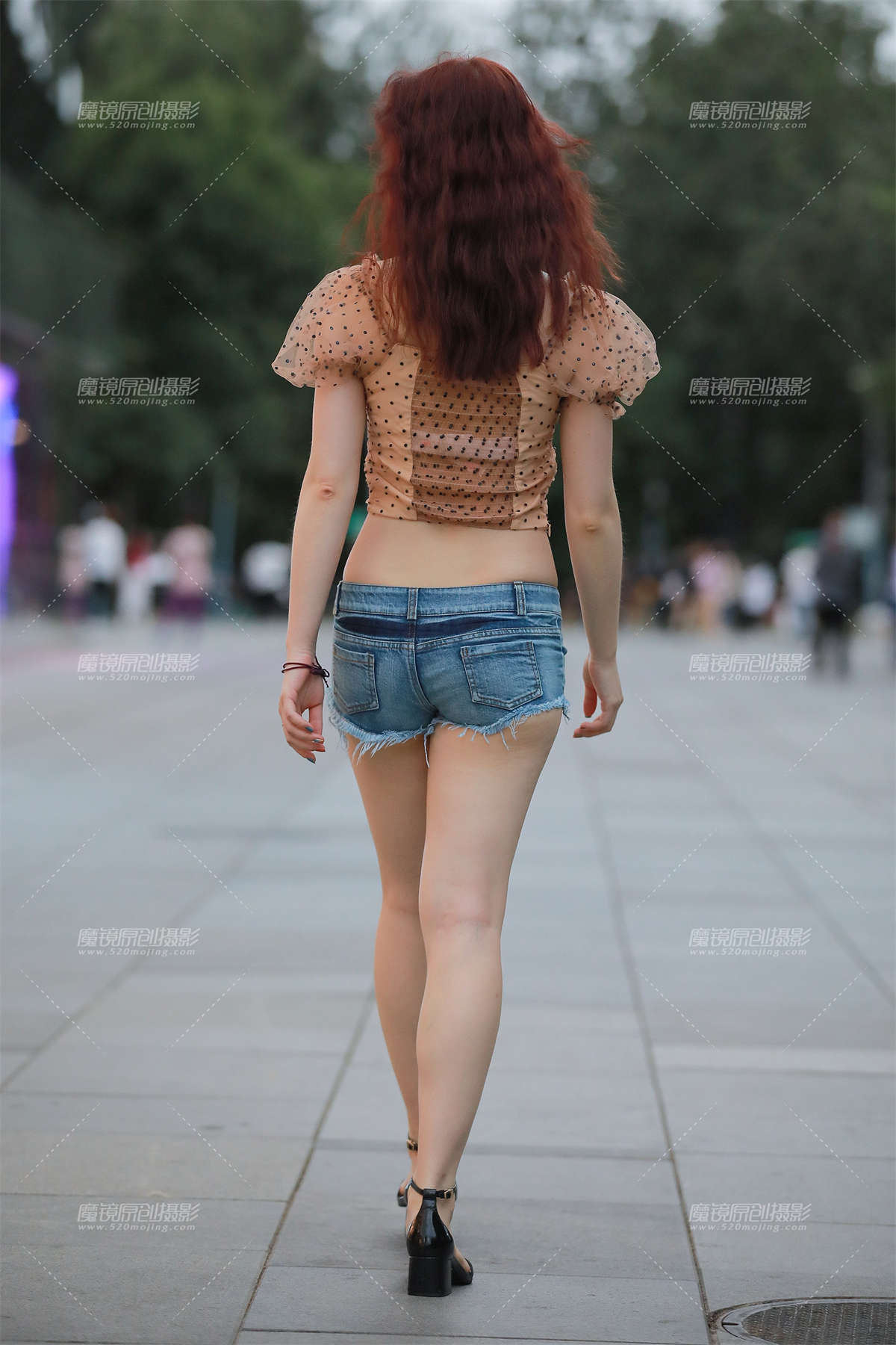 图片[2]-【玻璃街拍】蓝牛热裤Y Y小妹-日更街拍