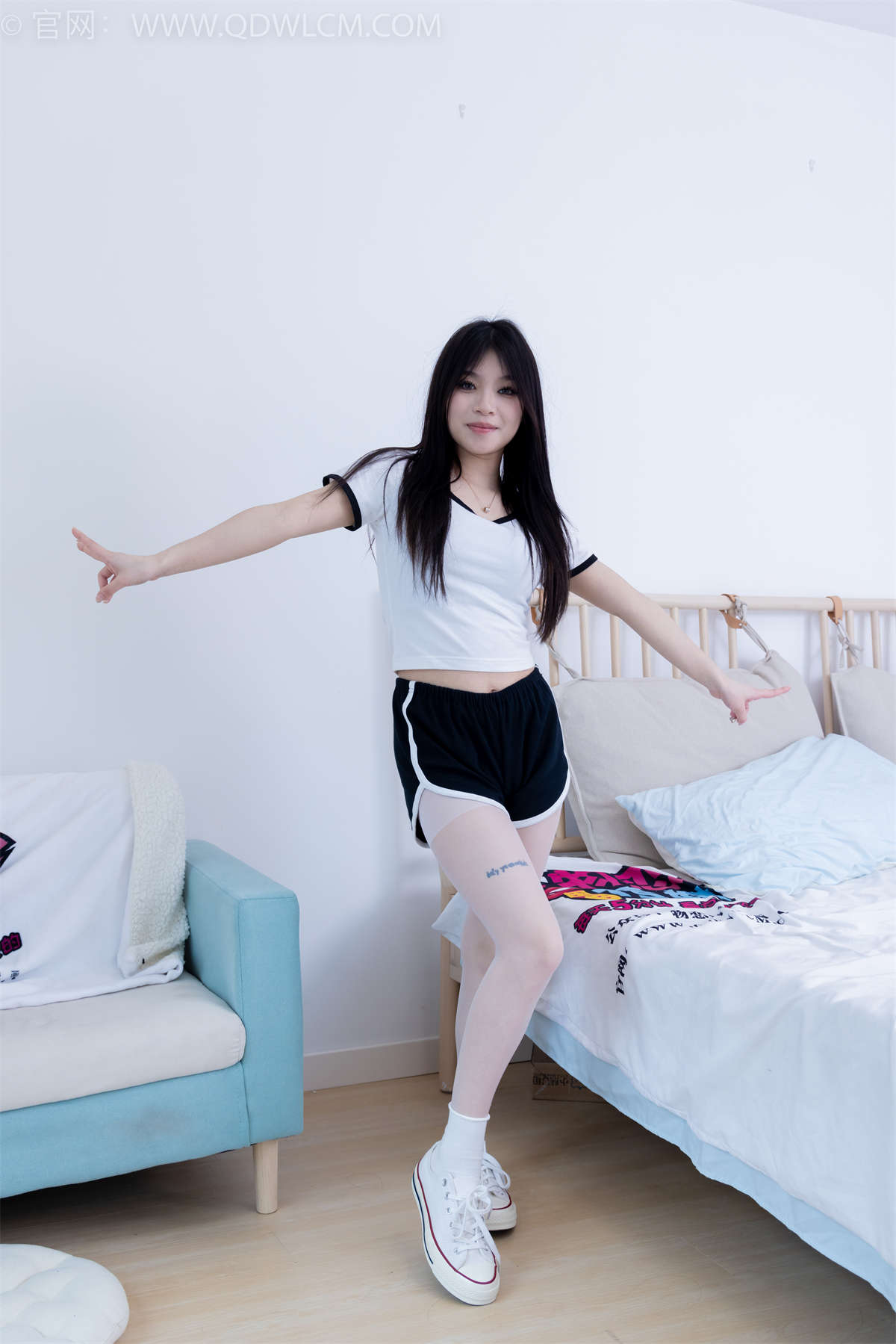 物恋传媒 NO.2068 闪闪-一行朱砂-日更街拍