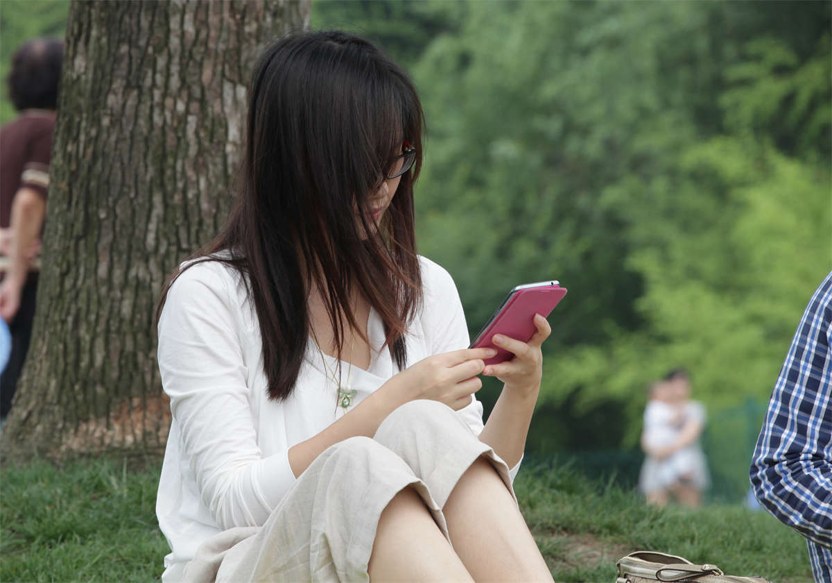 踏青公园街拍系列No.1 白白的女孩嫩嫩的脚-日更街拍