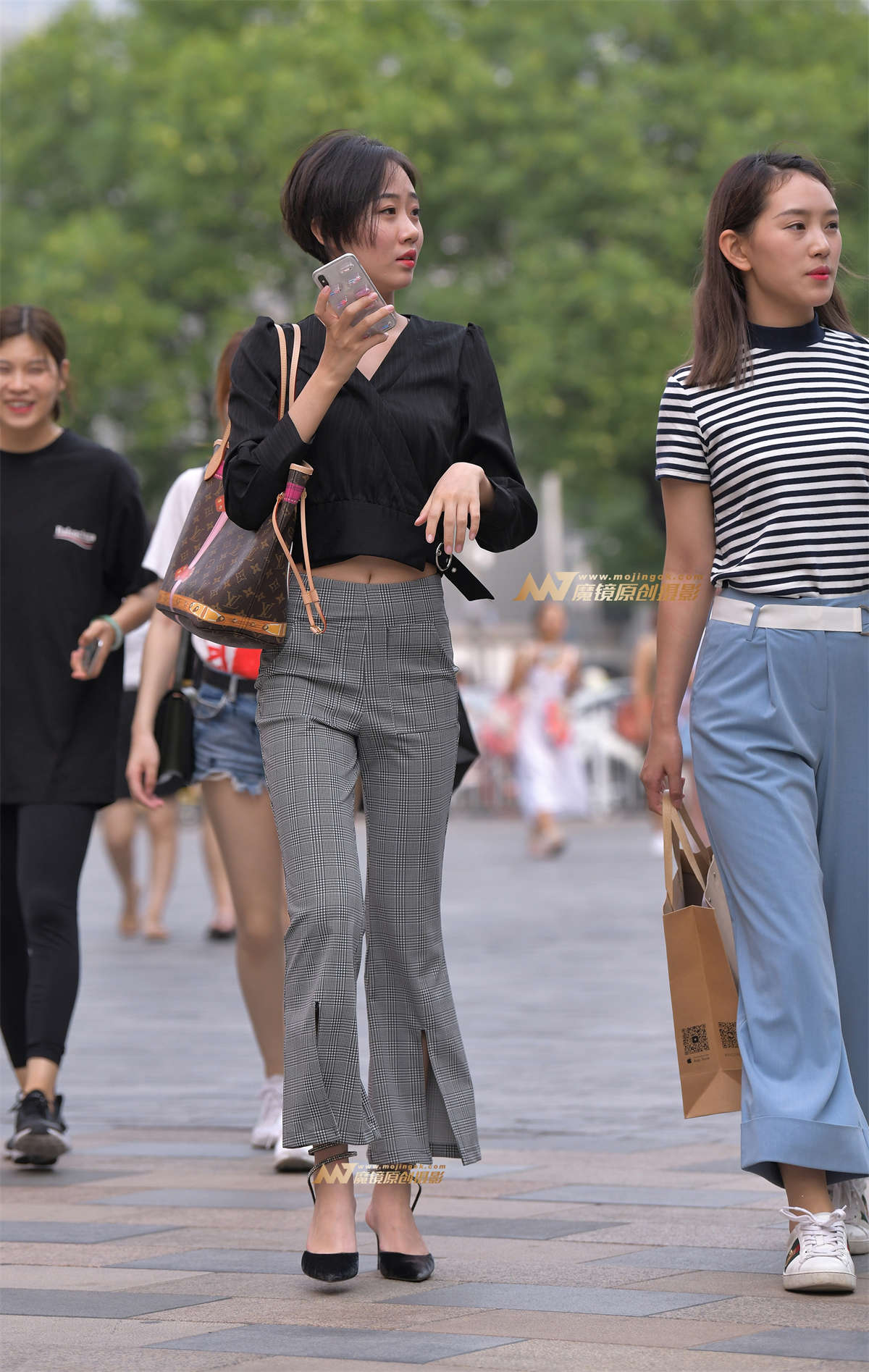 【街拍之魂赛帖】B105、短发女人也可以性感和可爱-日更街拍