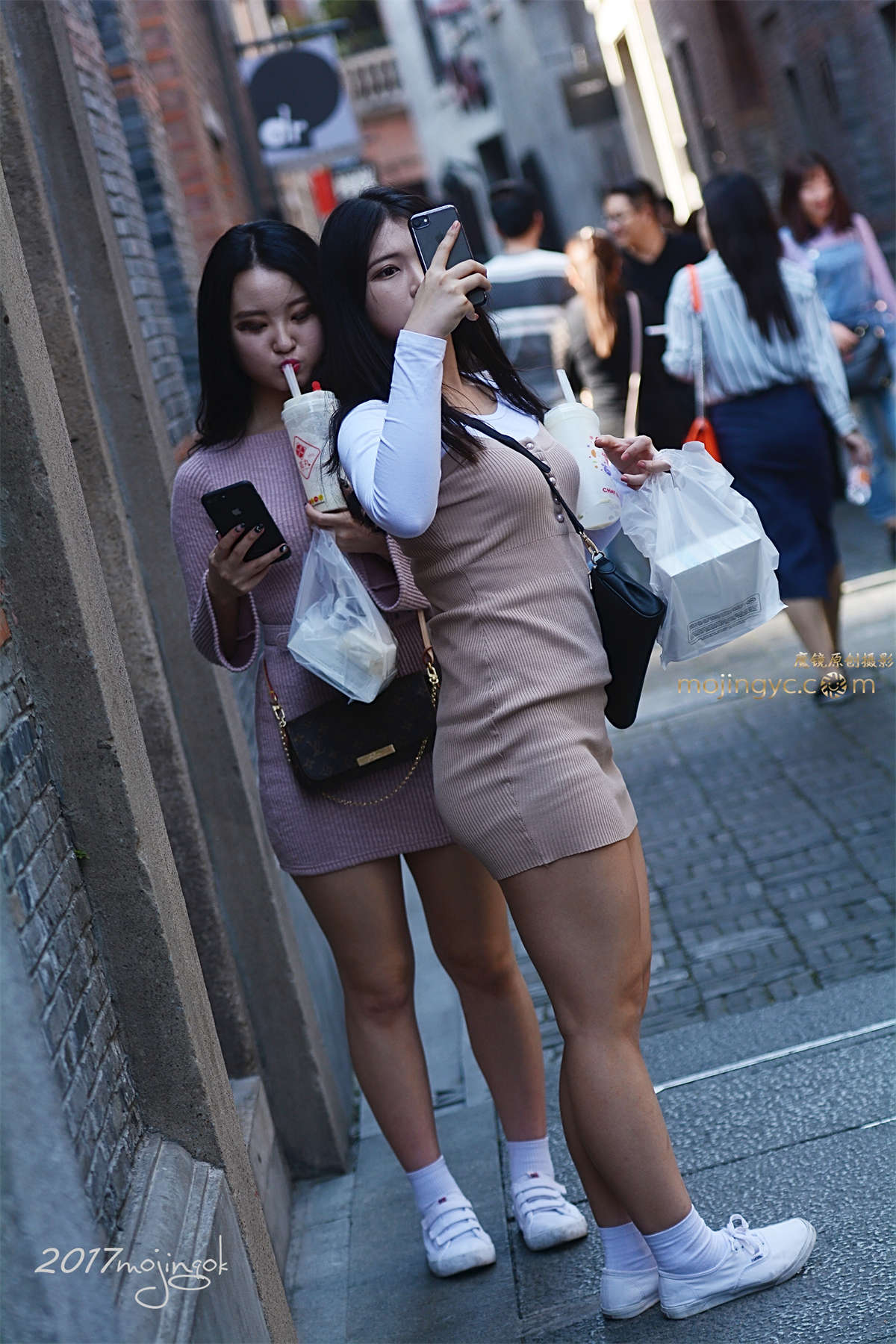 咔喳赛14 喜欢喝奶茶的两只小肥臀（17p）-日更街拍