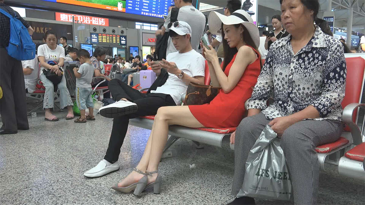 一身红裙装扮的气质美女,好看的不得了-日更街拍
