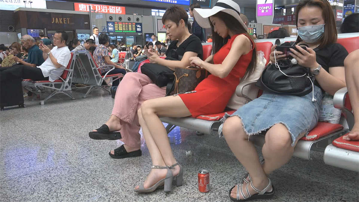 一身红裙装扮的气质美女,好看的不得了插图1