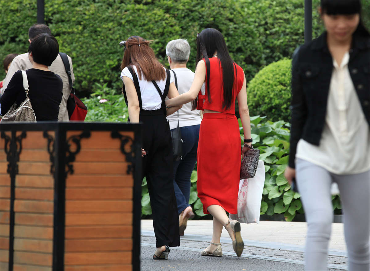 图片[2]-踏青公园街拍系列No.1131 长椅上的一对靓女闺蜜-日更街拍