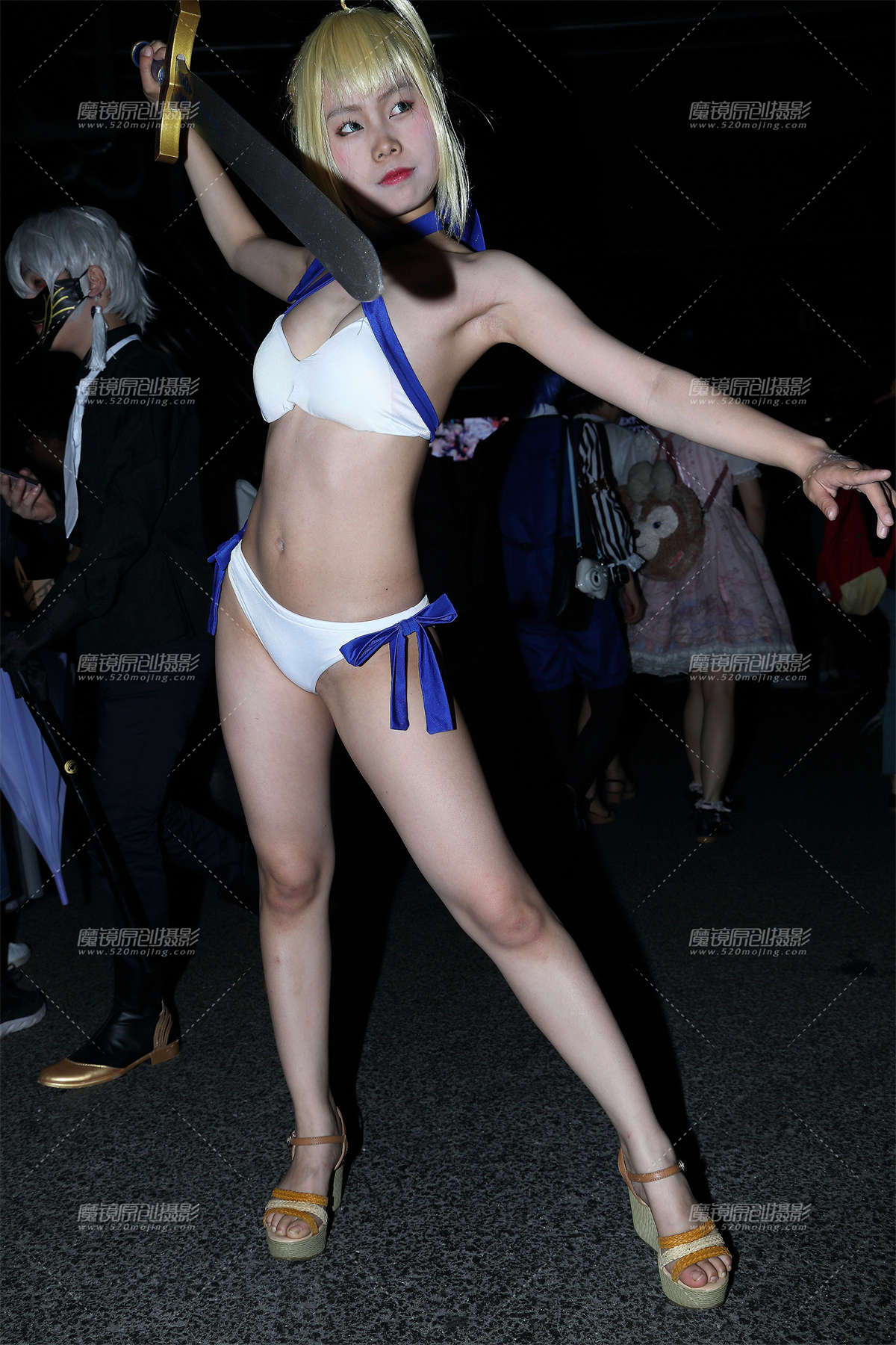 拿着长剑的比基尼Coser-日更街拍