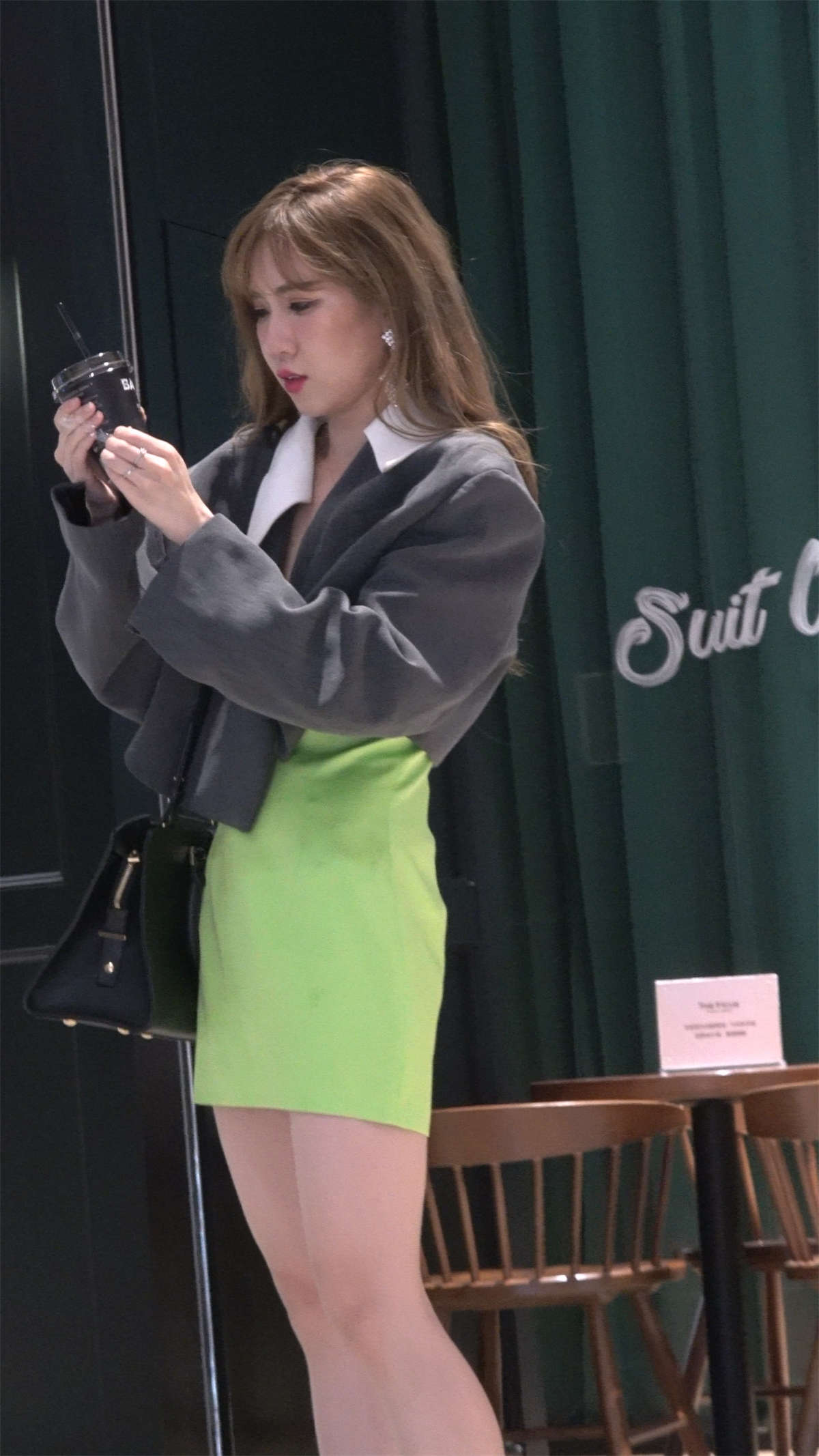 绿色短裙高跟美女很像一位明星-日更街拍
