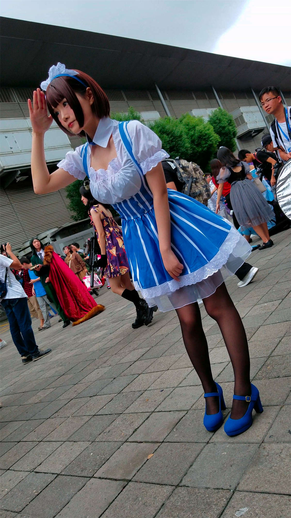 女仆装cosplay的街拍黑丝蓝色高跟鞋美少女-日更街拍