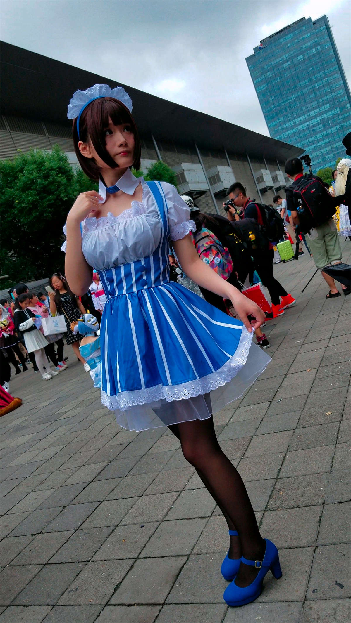 图片[2]-女仆装cosplay的街拍黑丝蓝色高跟鞋美少女-日更街拍