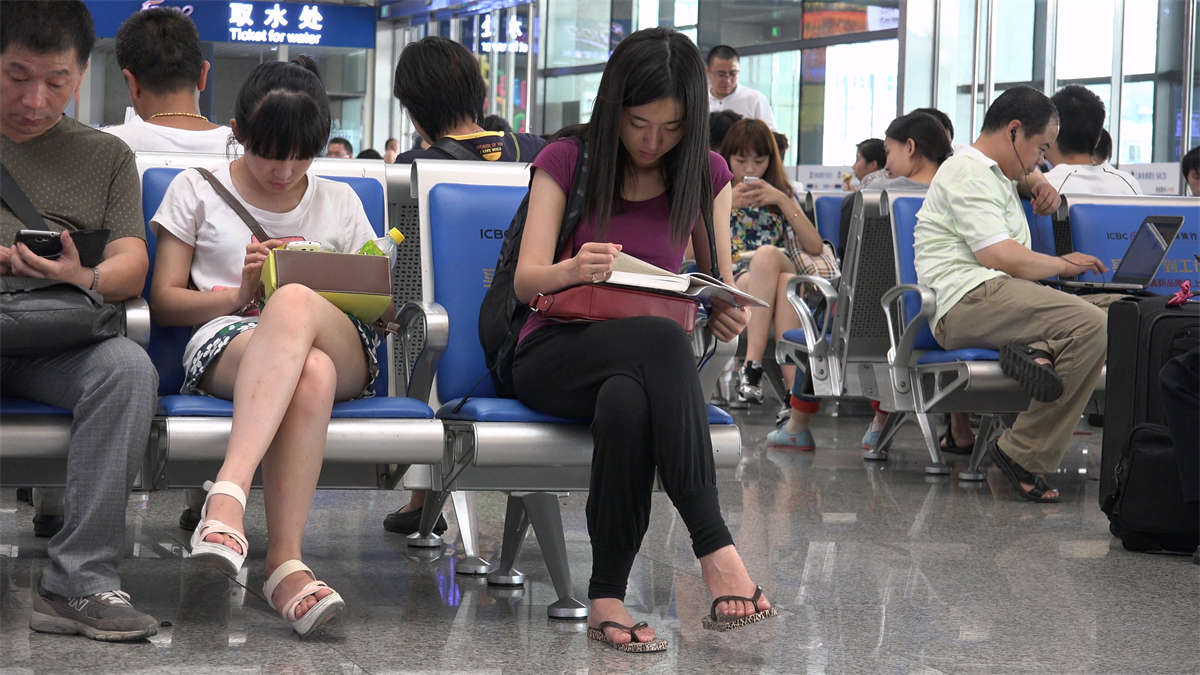 图片[2]-爱学习的美女，候车也要看书-日更街拍