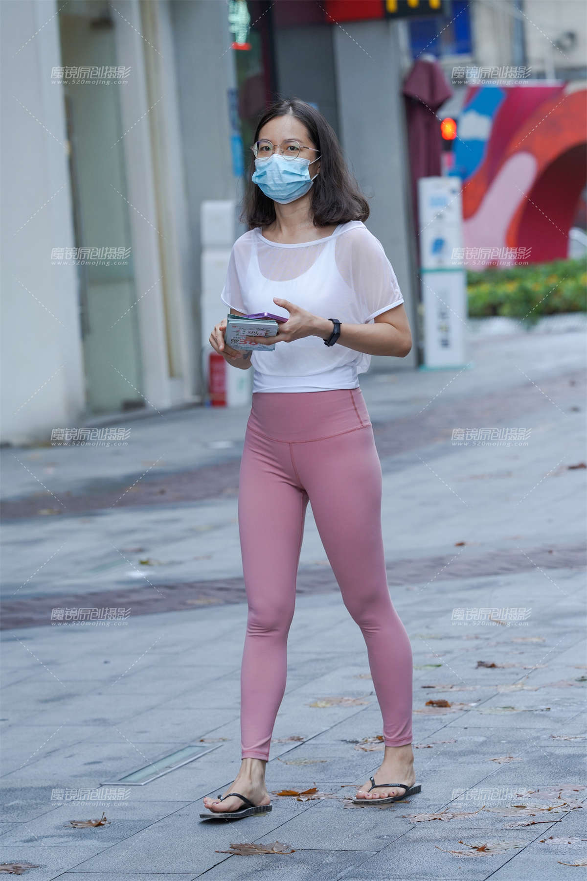 发传单的瑜伽女孩-日更街拍