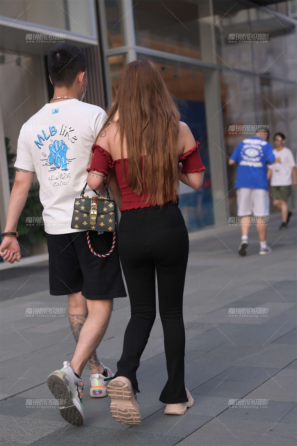 图片[2]-丰腴抹胸美女-日更街拍