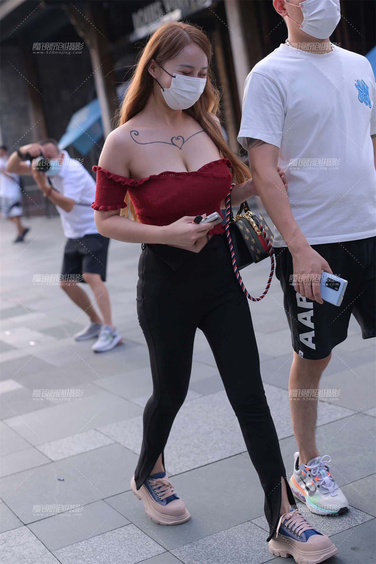 丰腴抹胸美女-日更街拍