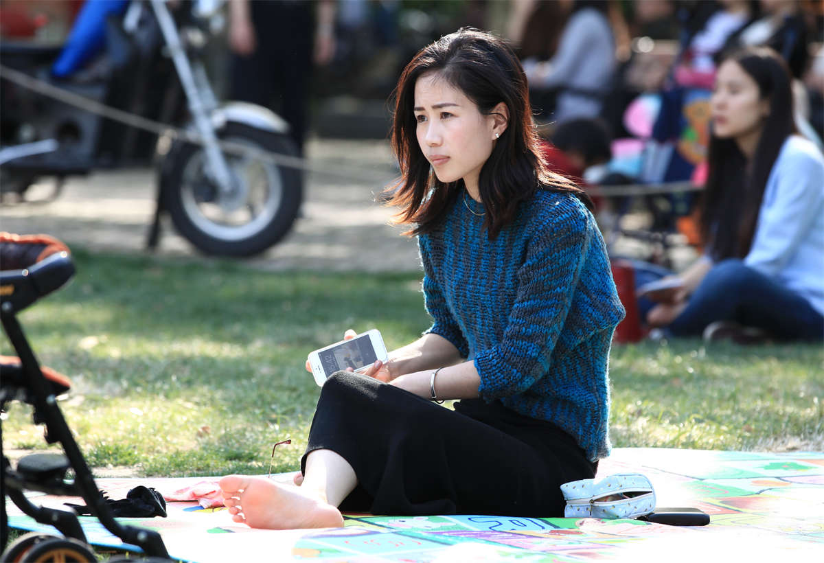 图片[2]-踏青公园街拍系列No.2 冰清玉洁、玉骨冰肌这类词就是来形容这双少妇美足的-日更街拍