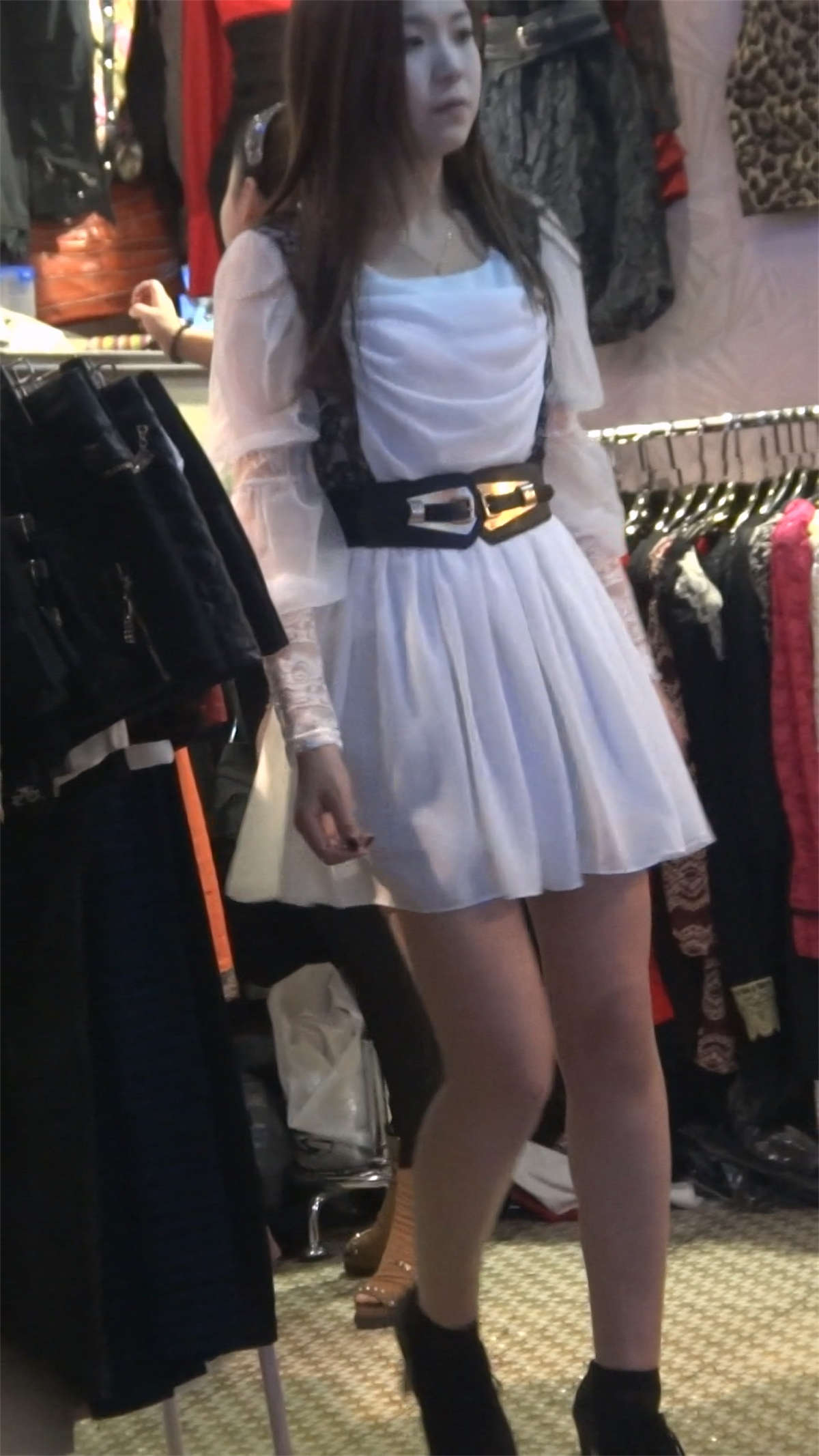 极品长腿美女试腰带-日更街拍