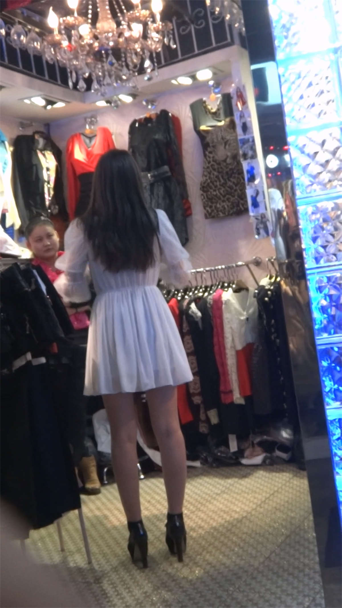 图片[2]-极品长腿美女试腰带-日更街拍