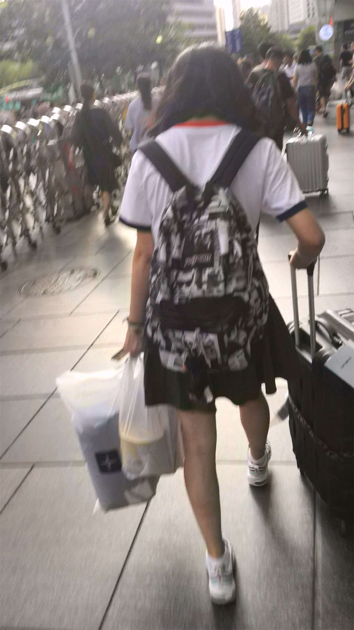 黑色短裙小妹-日更街拍