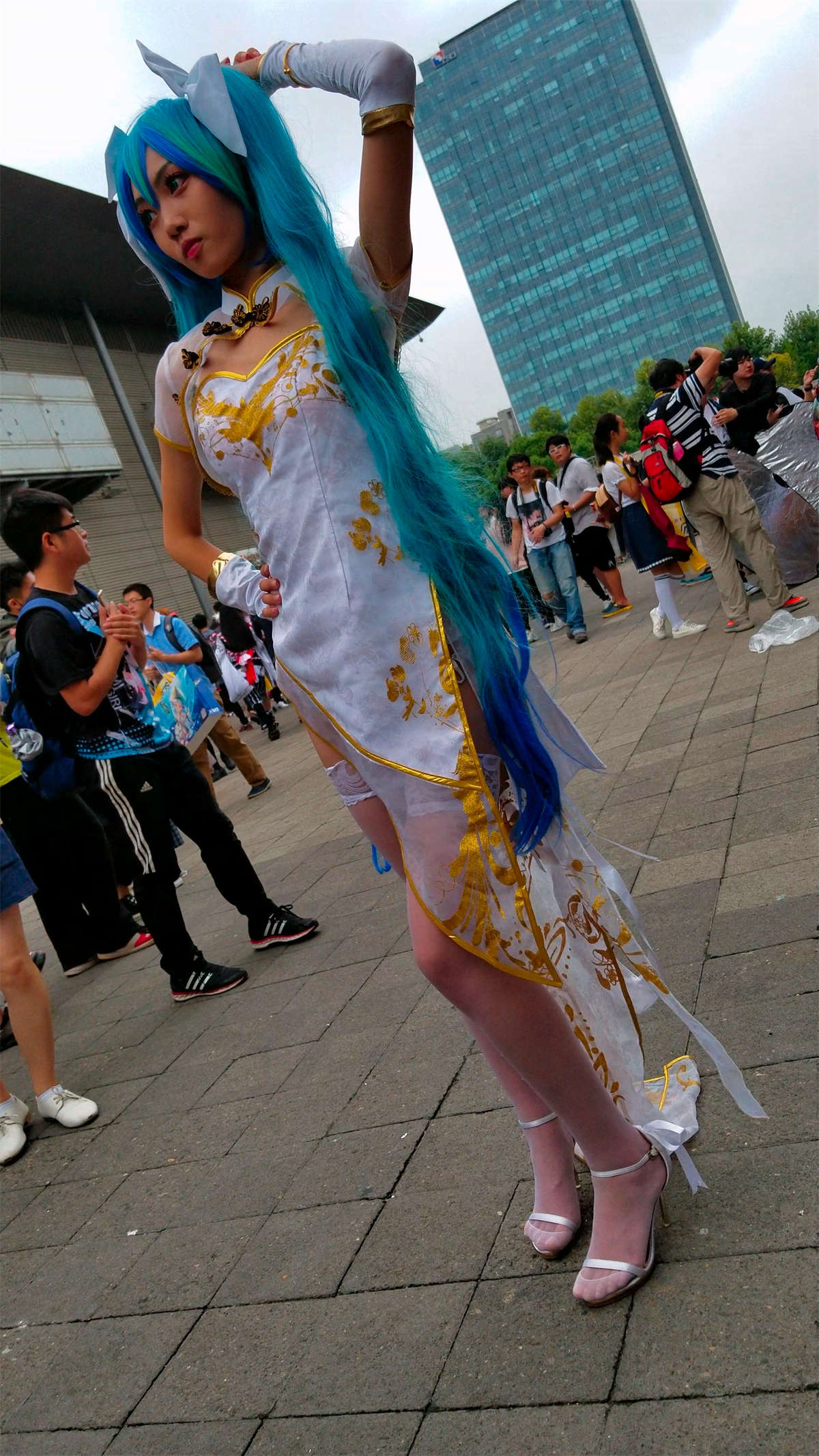 旗袍装丝袜cosplay的青春美少女-日更街拍