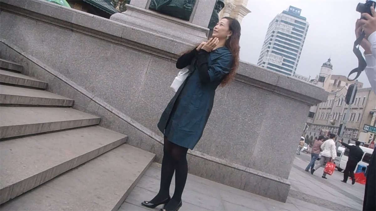 图片[2]-忙着拍照的黑丝MM-日更街拍