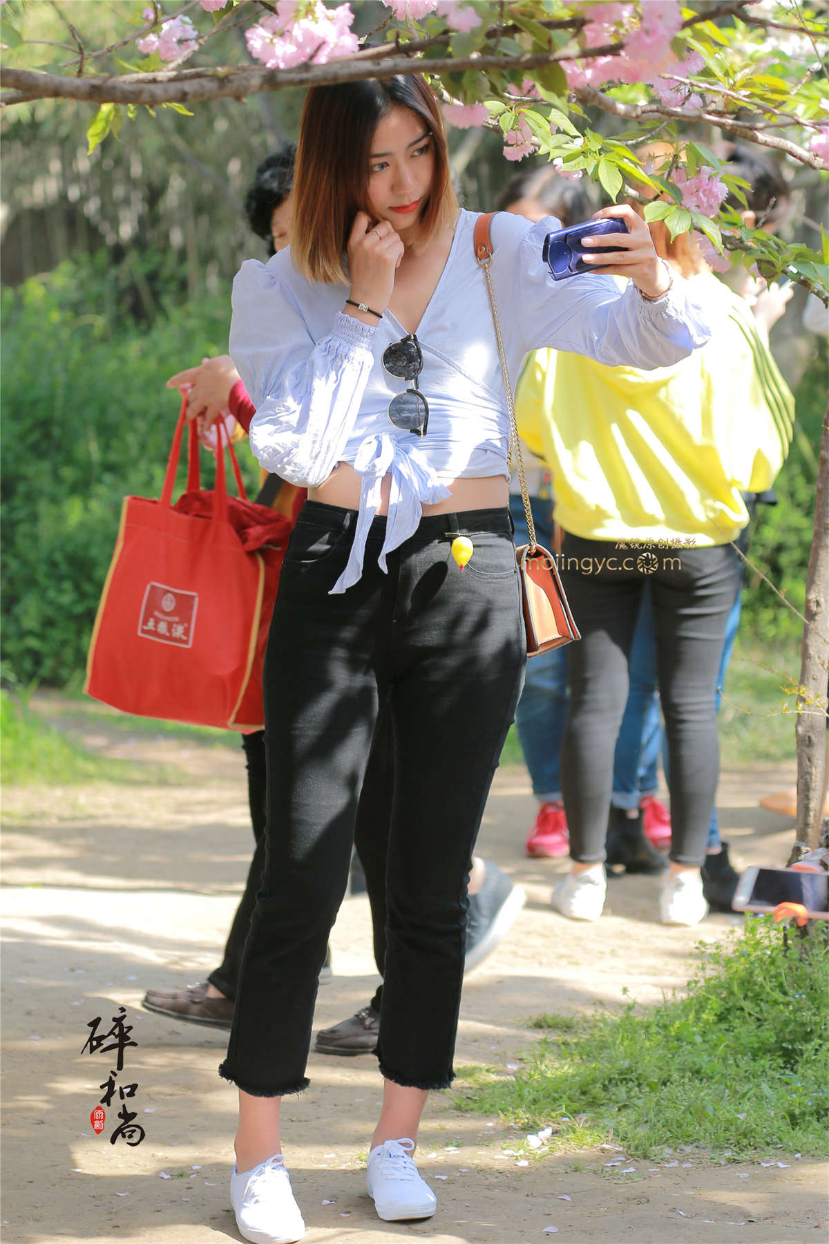 庆祝开赛第三贴：露腰丰满紧牛，忍不住多拍几张（30P）-日更街拍