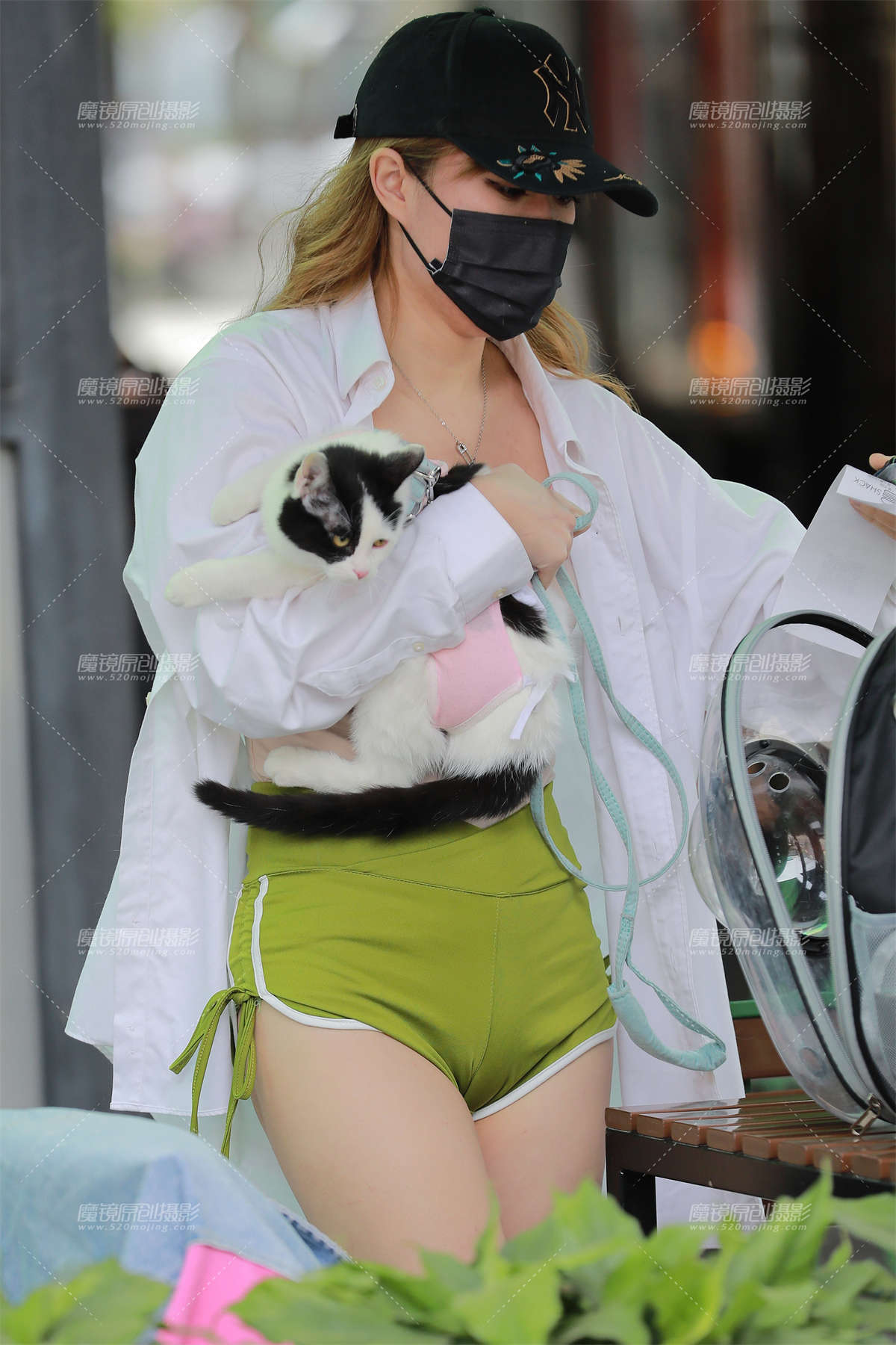 【玻璃街拍】抱猫的热裤小姐姐-日更街拍