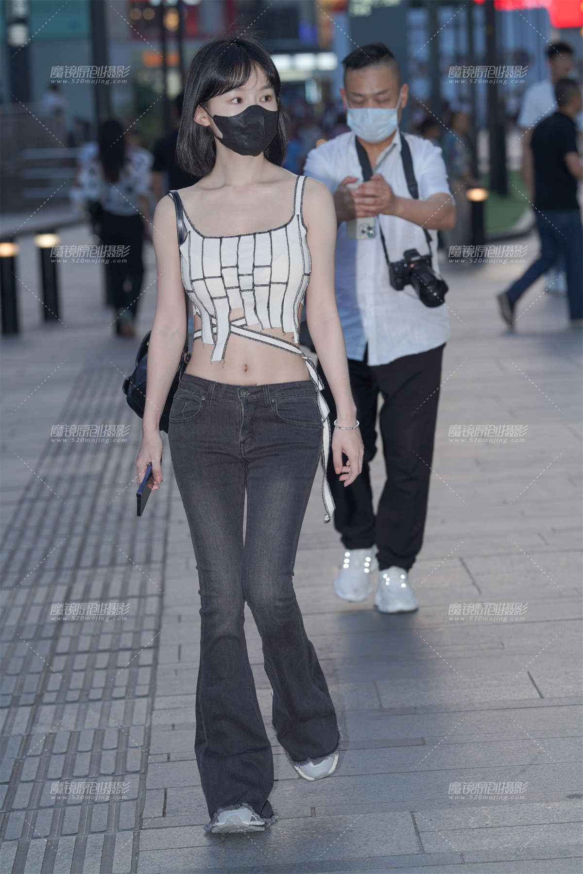 苗条紧牛美眉-日更街拍