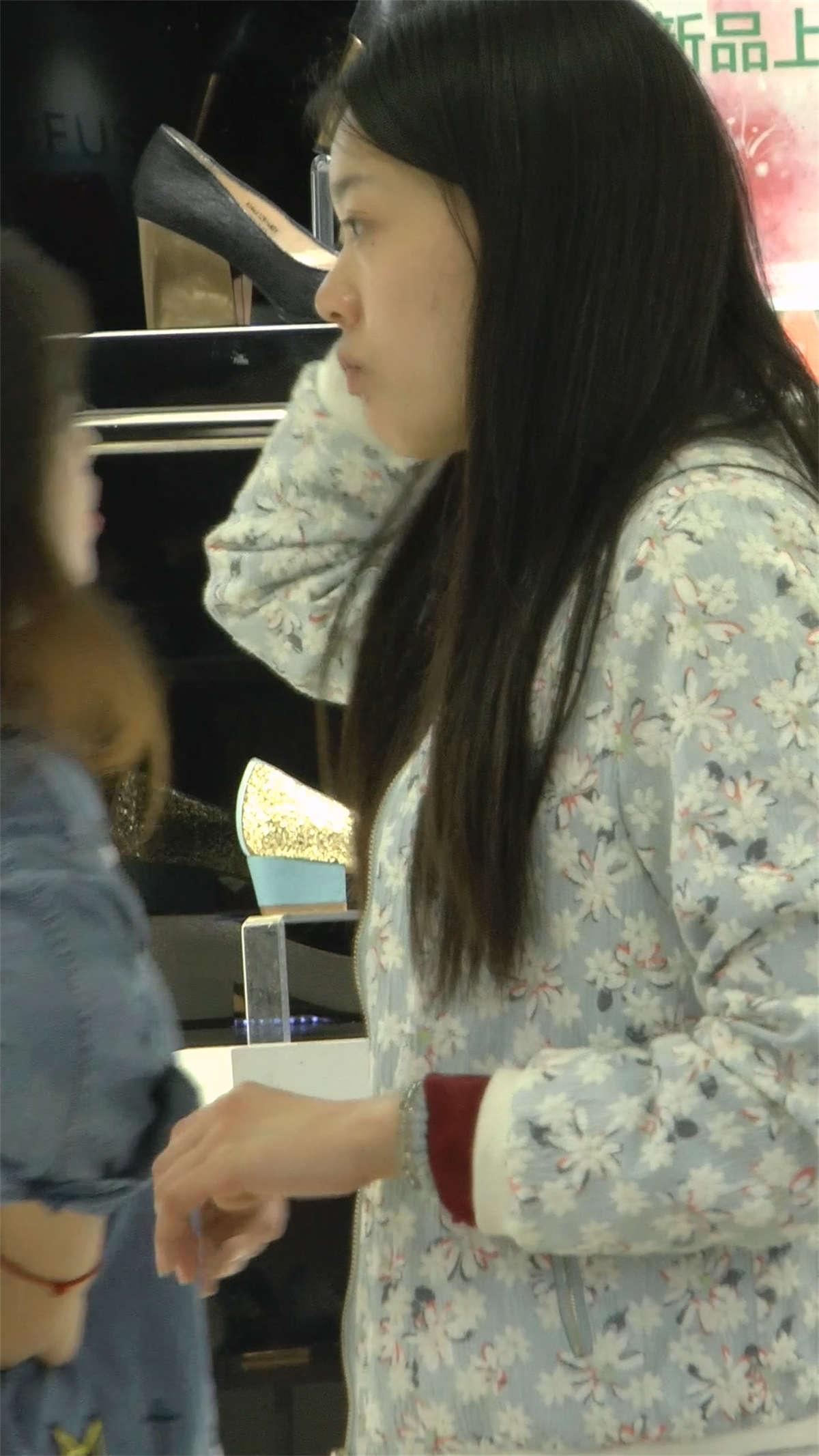 图片[2]-买鞋子的紧身裤清纯少女-日更街拍