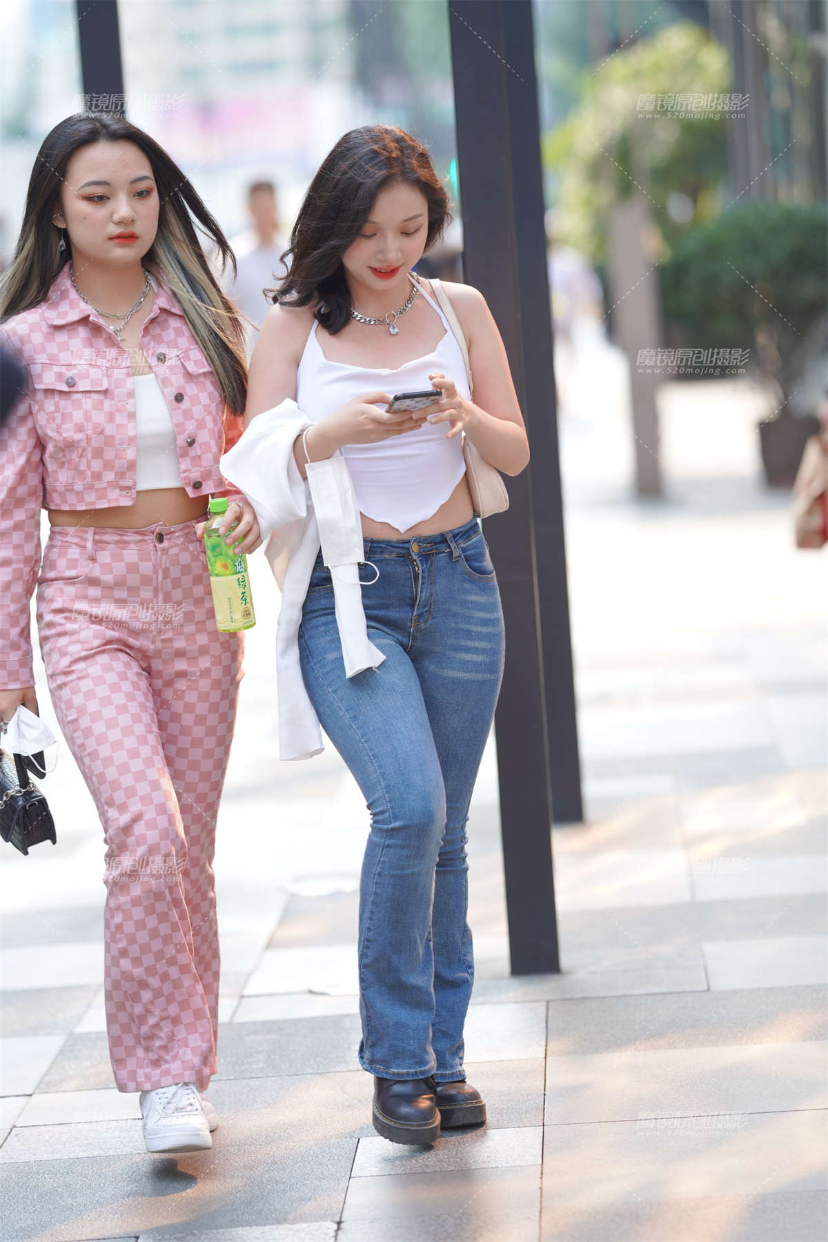 最近流行的布料上衣-日更街拍