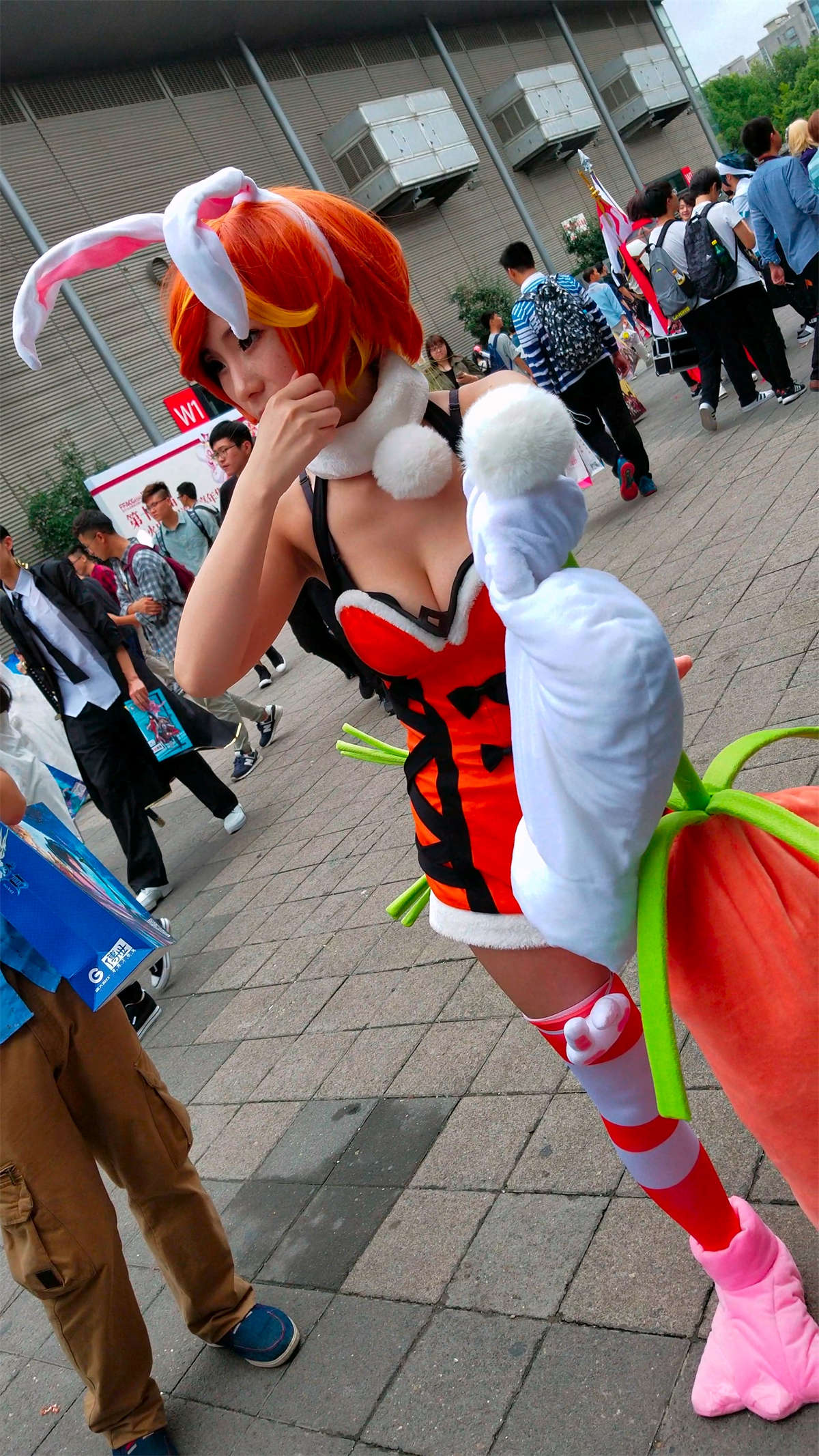 玩cosplay的丰满少女外拍-日更街拍