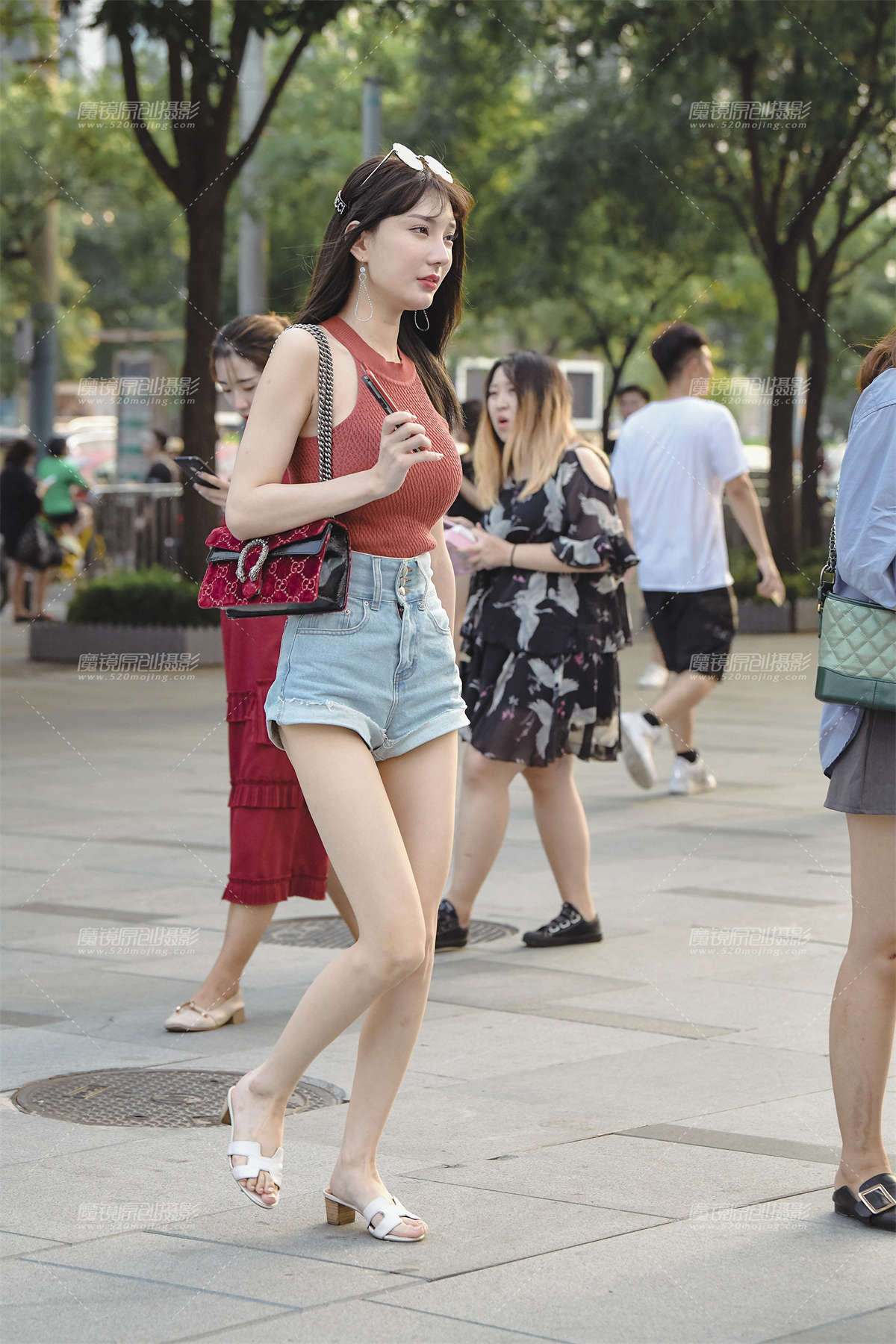 热裤长腿好身材-日更街拍