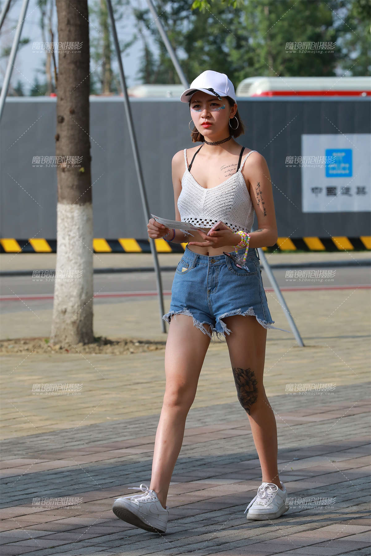 穿着凉快的性感美眉-日更街拍