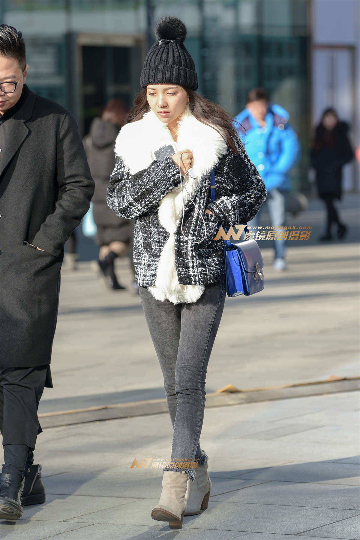 时尚紧身仔裤美女-日更街拍