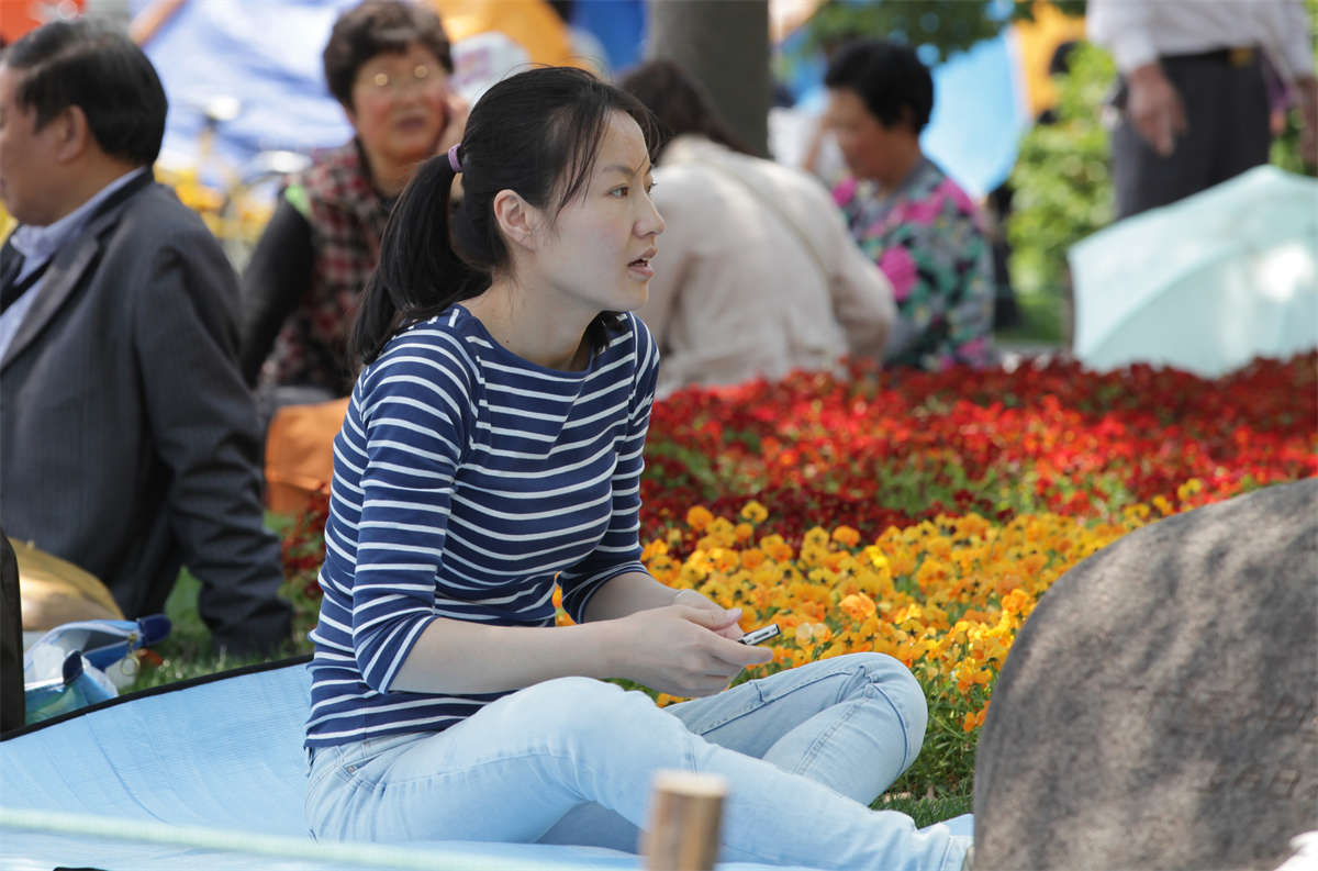 图片[2]-踏青公园街拍系列No.3 纯视觉冲击，文静少妇的大白脚-日更街拍