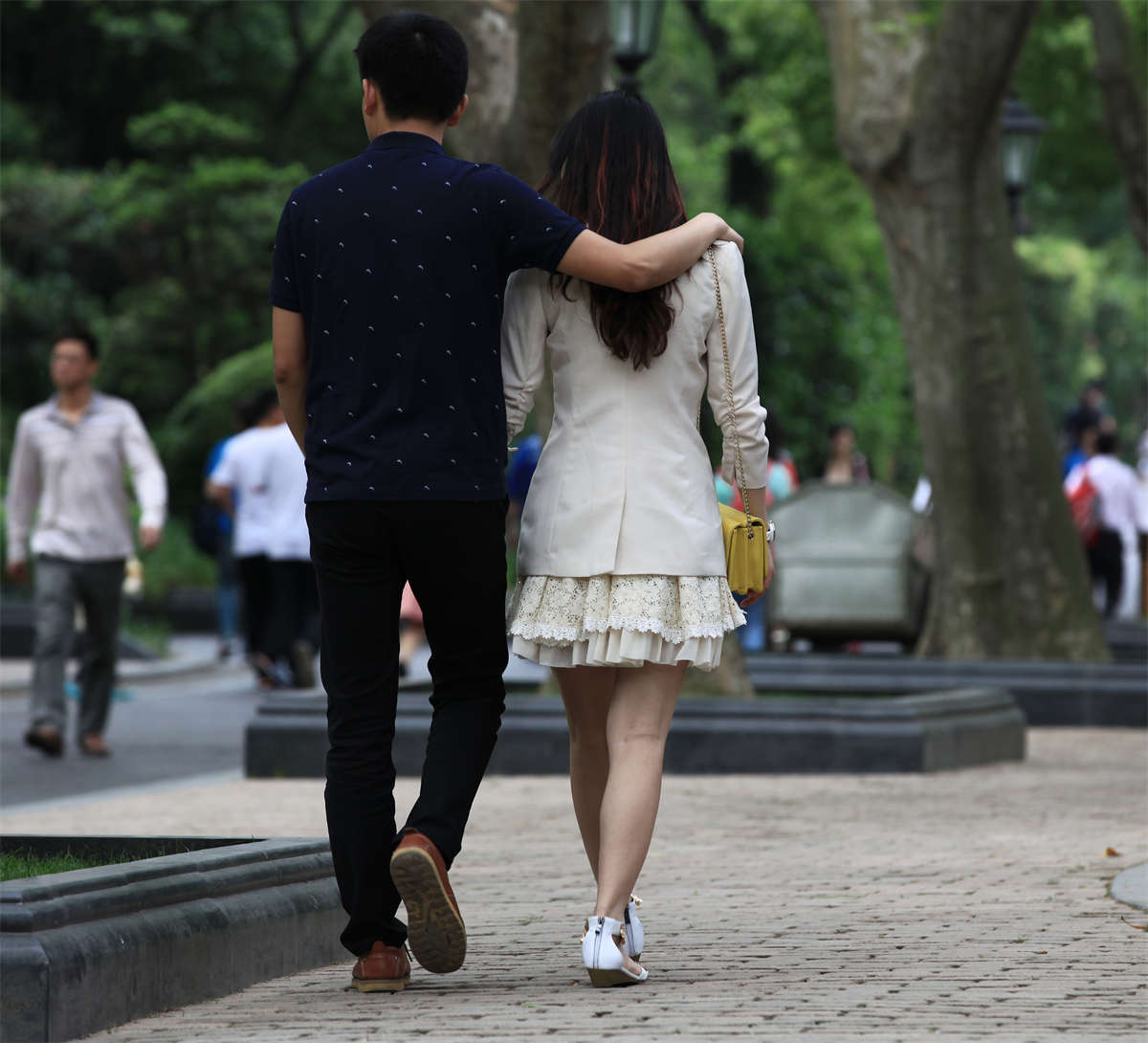 踏青公园街拍系列No.1133 长椅上自拍的女孩-日更街拍