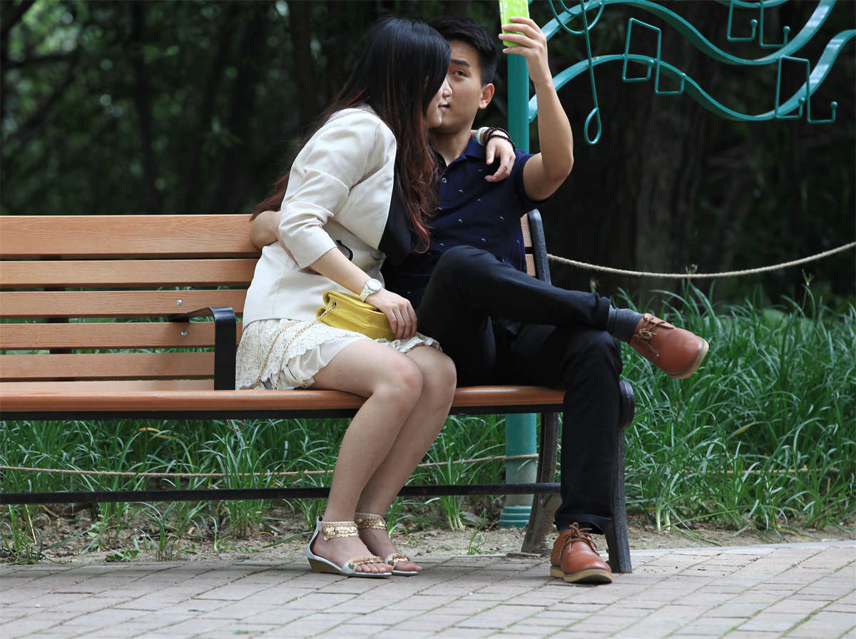 图片[2]-踏青公园街拍系列No.1133 长椅上自拍的女孩-日更街拍
